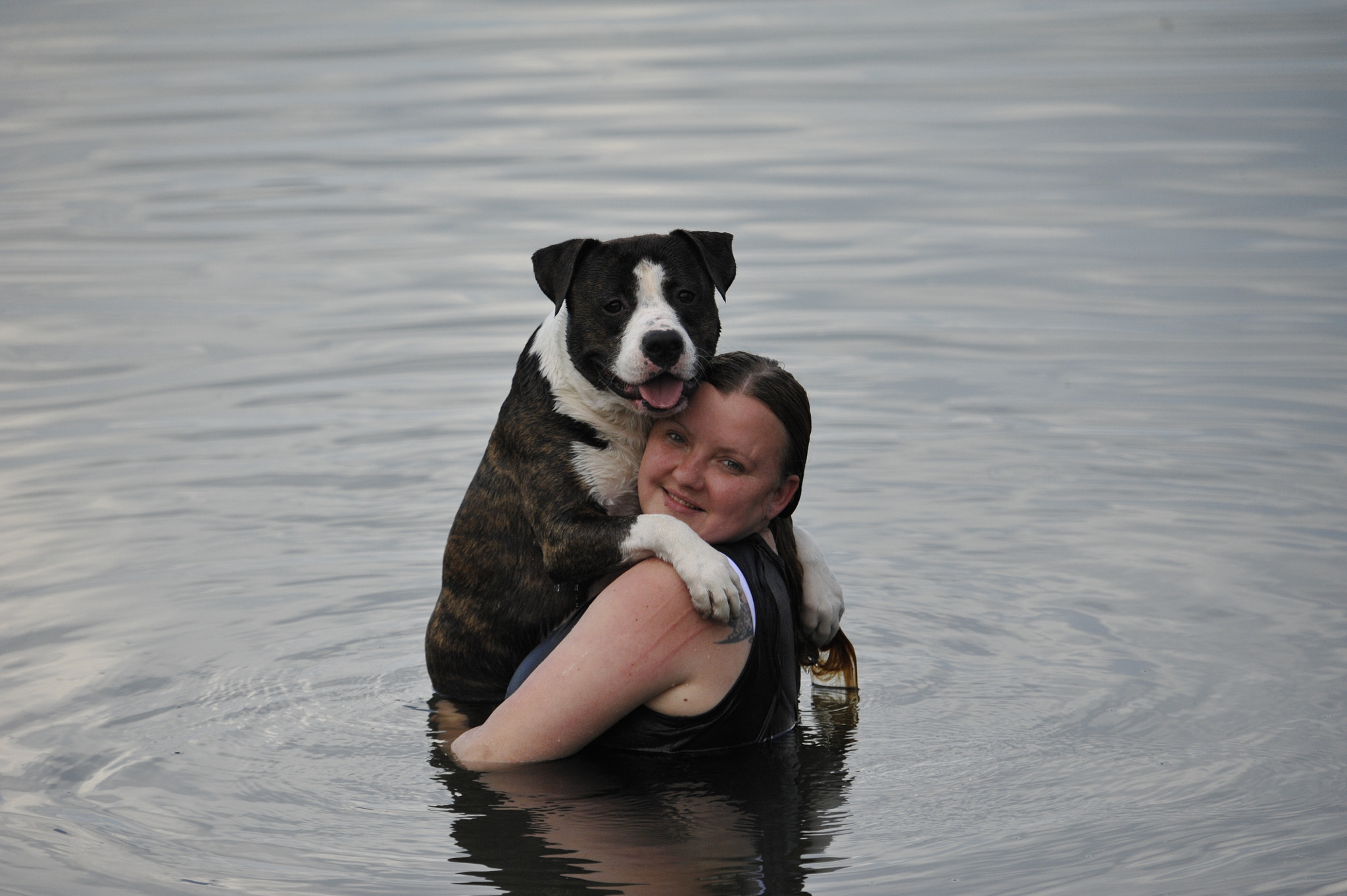 Nikon D700 + Nikon AF-S Nikkor 80-400mm F4.5-5.6G ED VR sample photo. Hund und frauchen genießt wasserbad photography