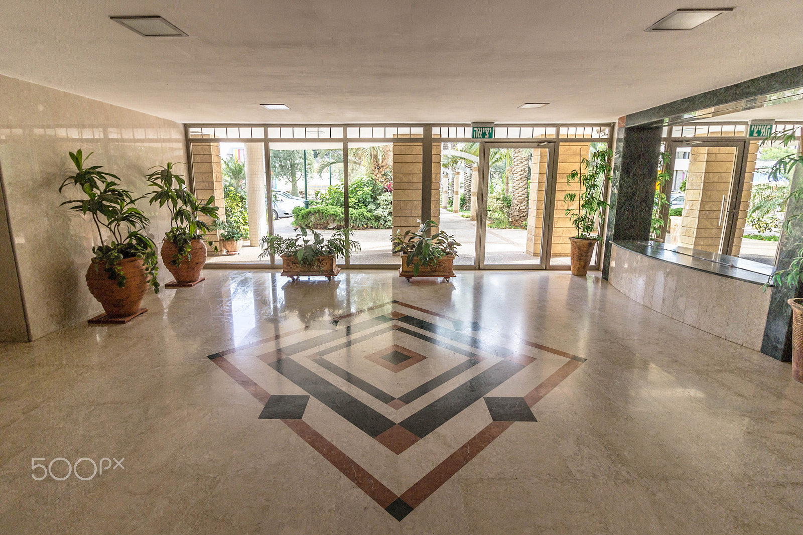 Canon EF-S 10-18mm F4.5–5.6 IS STM sample photo. The lobby photography