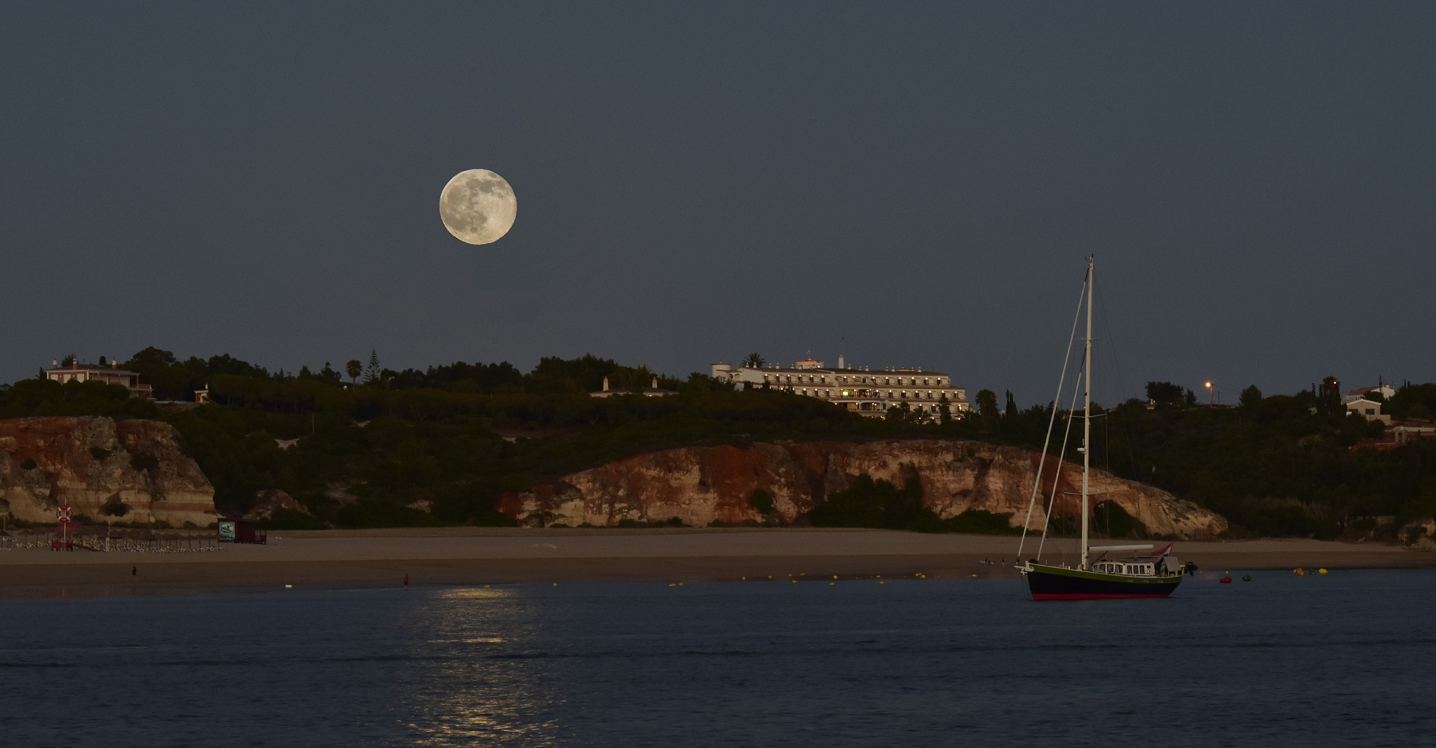 Sigma 70-300mm F4-5.6 APO DG Macro sample photo. Full moon photography