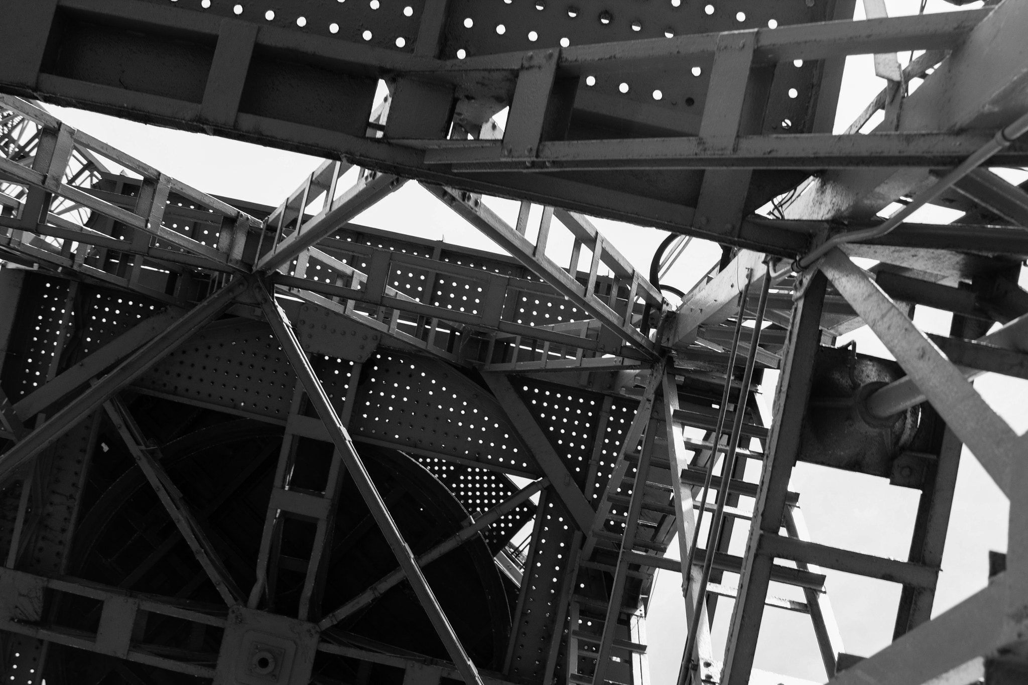 Canon EF 28-135mm F3.5-5.6 IS USM sample photo. Under a crane photography