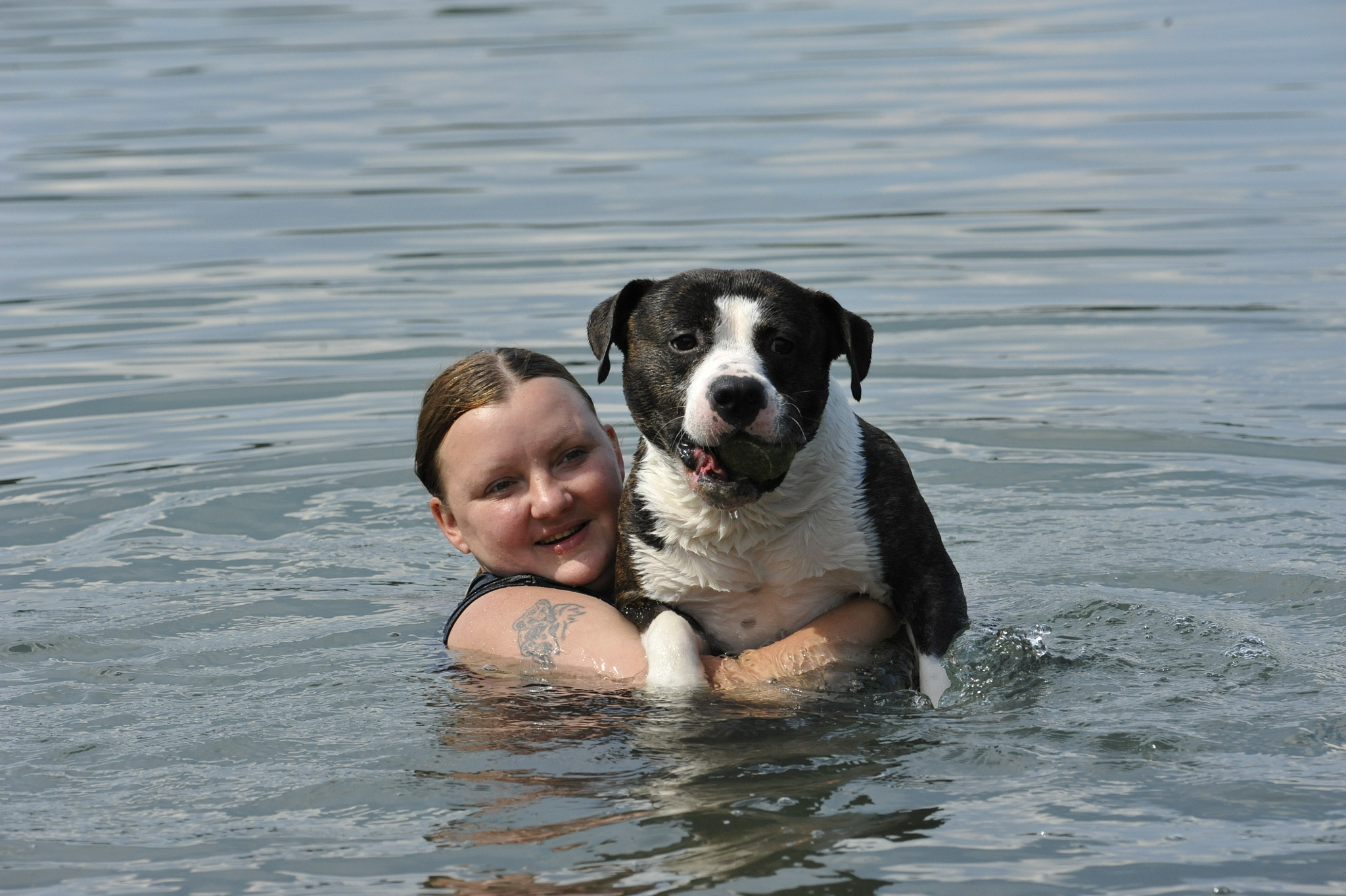 Nikon D700 + Nikon AF-S Nikkor 80-400mm F4.5-5.6G ED VR sample photo. Hund und frauchen genießt wasserbad. photography