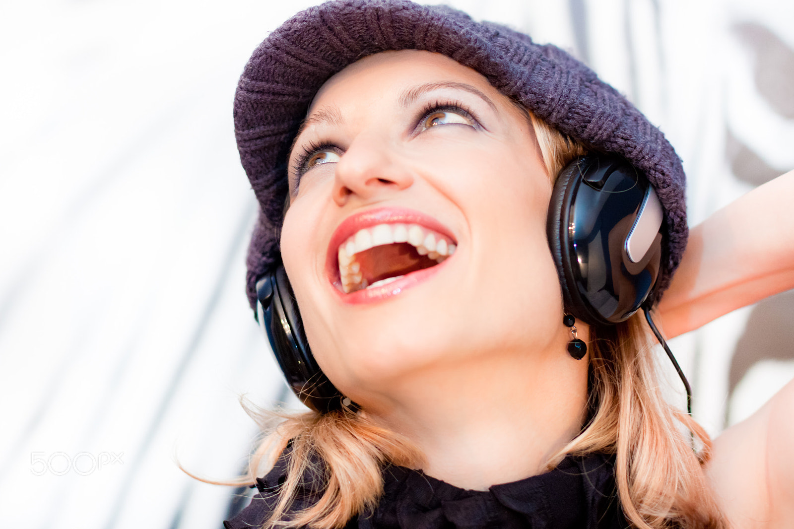 Canon EF 50mm F1.4 USM sample photo. Blonde lady listening to the music. photography
