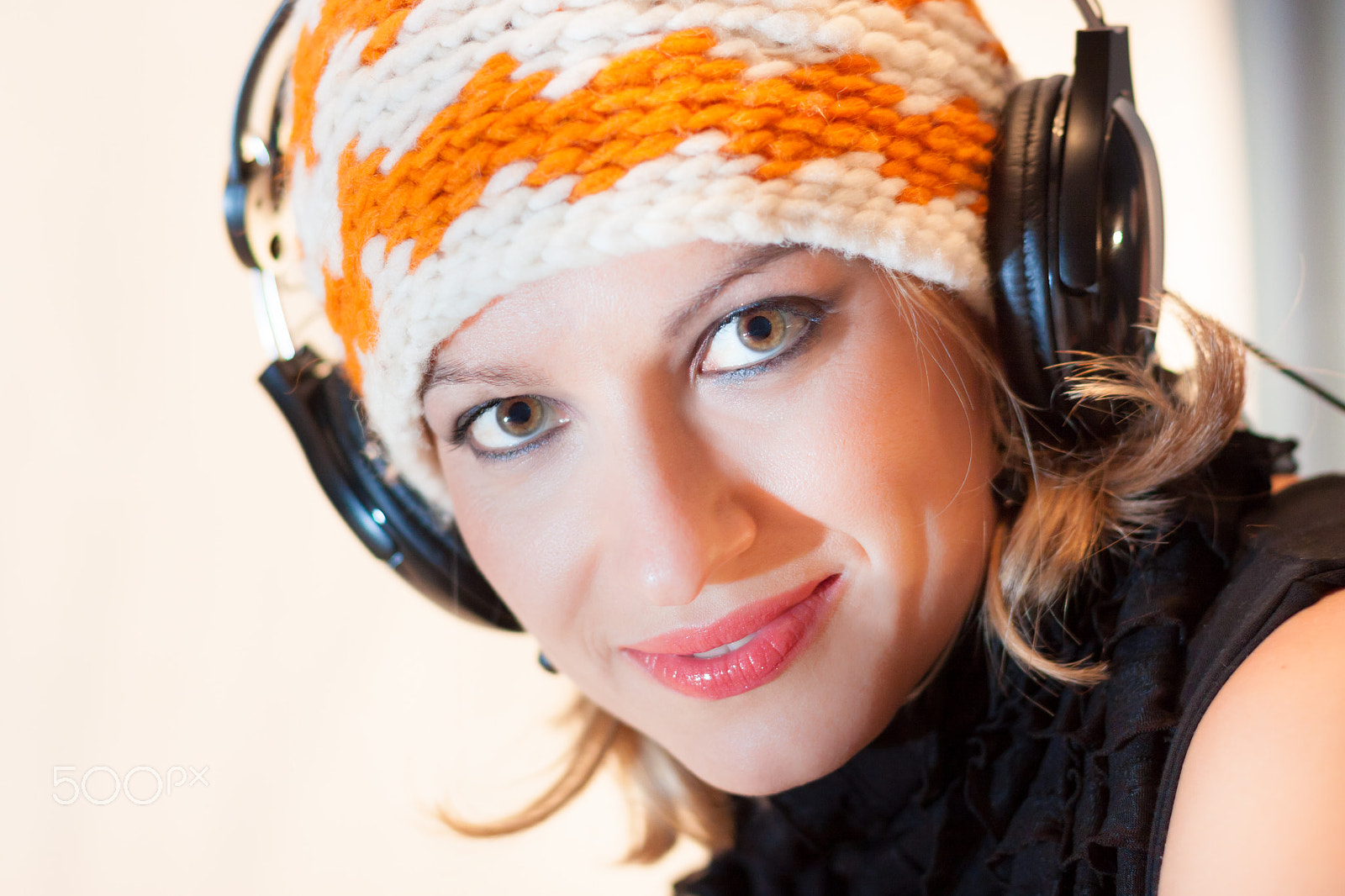 Canon EOS 50D + Canon EF 50mm F1.4 USM sample photo. Blonde lady listening to the music. photography