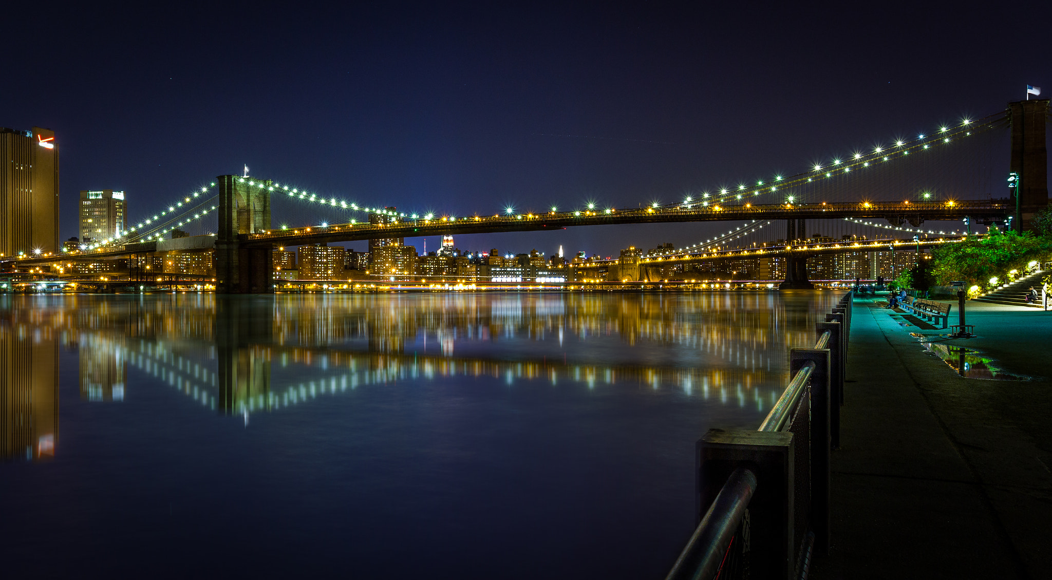 Canon EOS 550D (EOS Rebel T2i / EOS Kiss X4) + Canon EF 17-40mm F4L USM sample photo. Brooklyn bridge in reflection photography