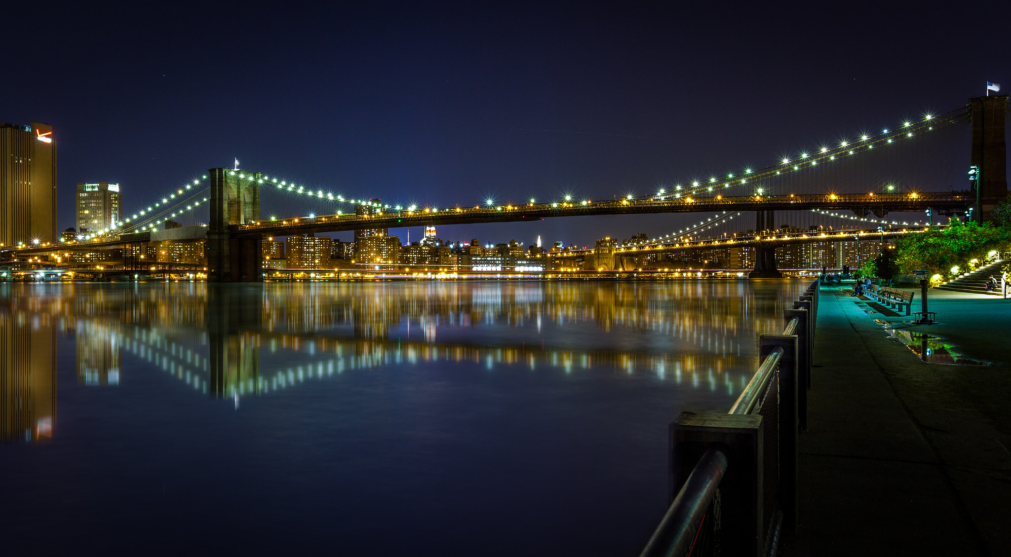 Canon EOS 550D (EOS Rebel T2i / EOS Kiss X4) + Canon EF 17-40mm F4L USM sample photo. Brooklyn bridge in reflection photography