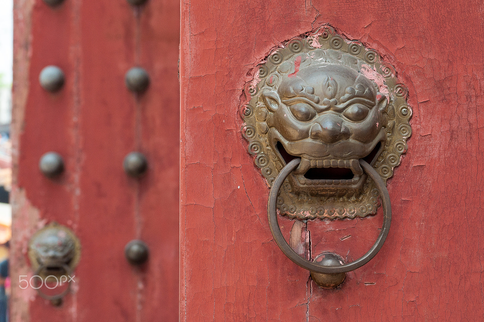 Nikon D5000 + Nikon AF-S DX Nikkor 55-200mm F4-5.6G VR II sample photo. Gates of an ancient chinese temple photography