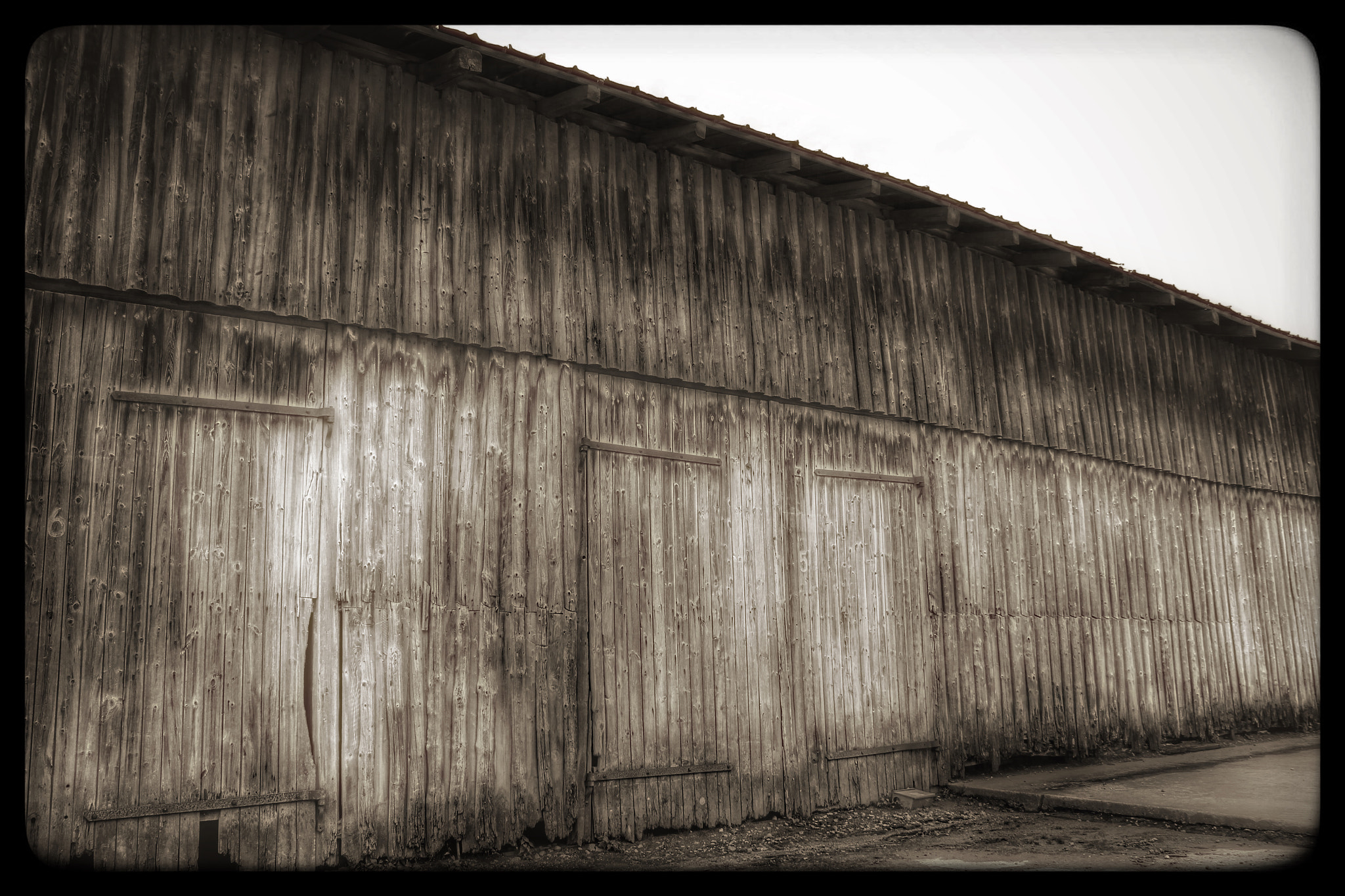 Canon EOS 1200D (EOS Rebel T5 / EOS Kiss X70 / EOS Hi) + Canon EF-S 18-55mm F3.5-5.6 IS II sample photo. Old danish barn photography