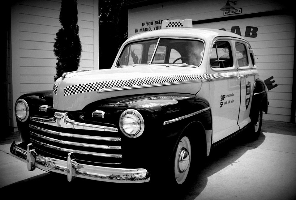 Canon EF-S 18-55mm F3.5-5.6 sample photo. Elegance on the streets photography