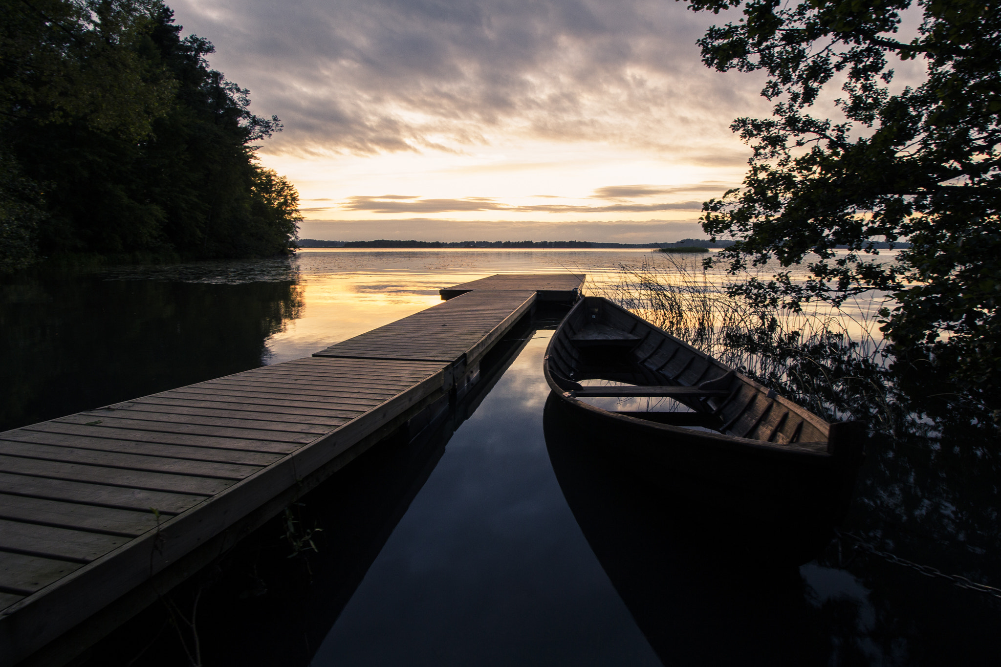 Canon EF-S 10-18mm F4.5–5.6 IS STM sample photo. Old boat photography