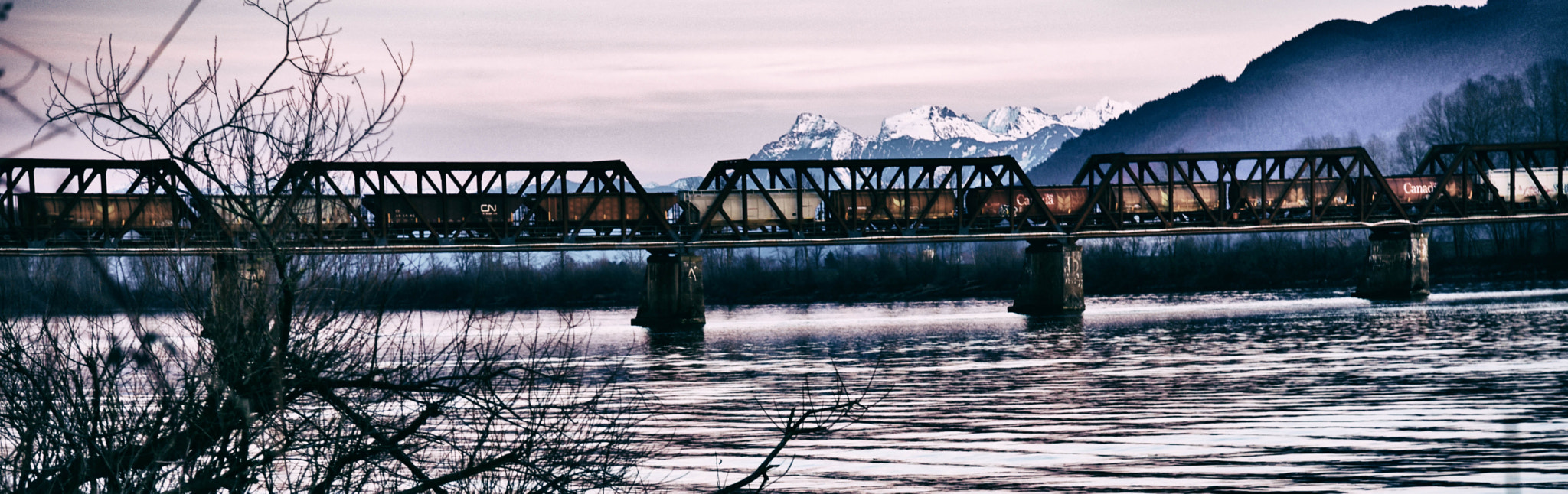 AF Zoom-Nikkor 35-80mm f/4-5.6D sample photo. Train bridge photography