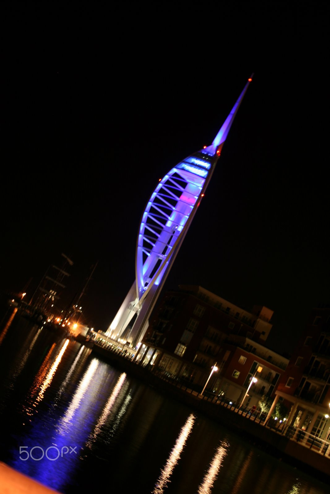 Canon EOS 400D (EOS Digital Rebel XTi / EOS Kiss Digital X) + Canon EF-S 18-55mm F3.5-5.6 sample photo. Gunwharf spinnaker tower by night photography