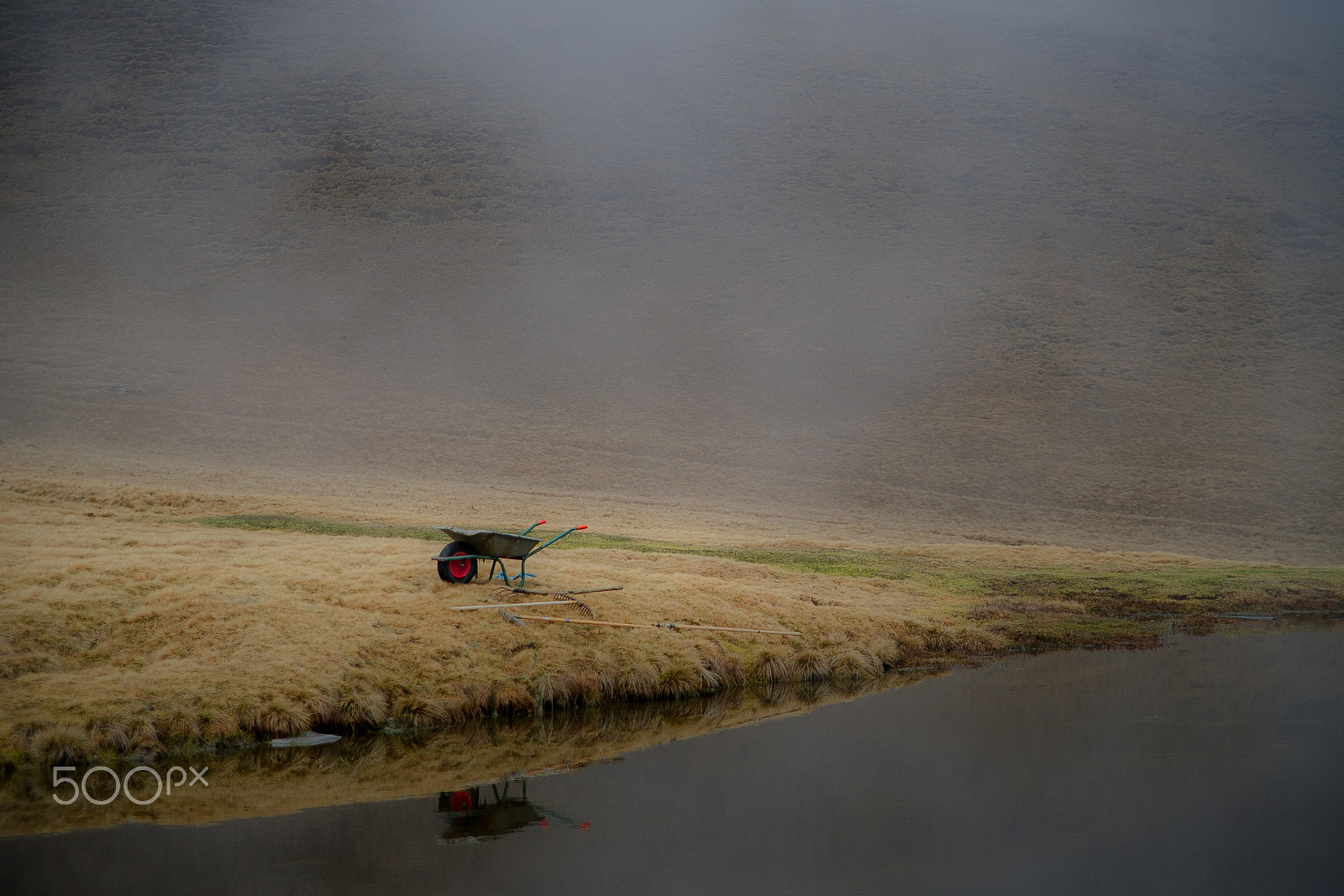 Sigma 24-70mm F2.8 EX DG HSM sample photo. Sneaked away to have a rest photography