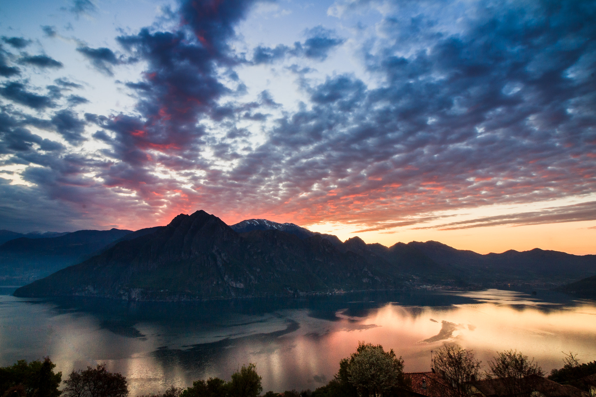 Canon EOS 1200D (EOS Rebel T5 / EOS Kiss X70 / EOS Hi) + Canon EF-S 10-18mm F4.5–5.6 IS STM sample photo. A colorful sunrise on the iseo lake photography