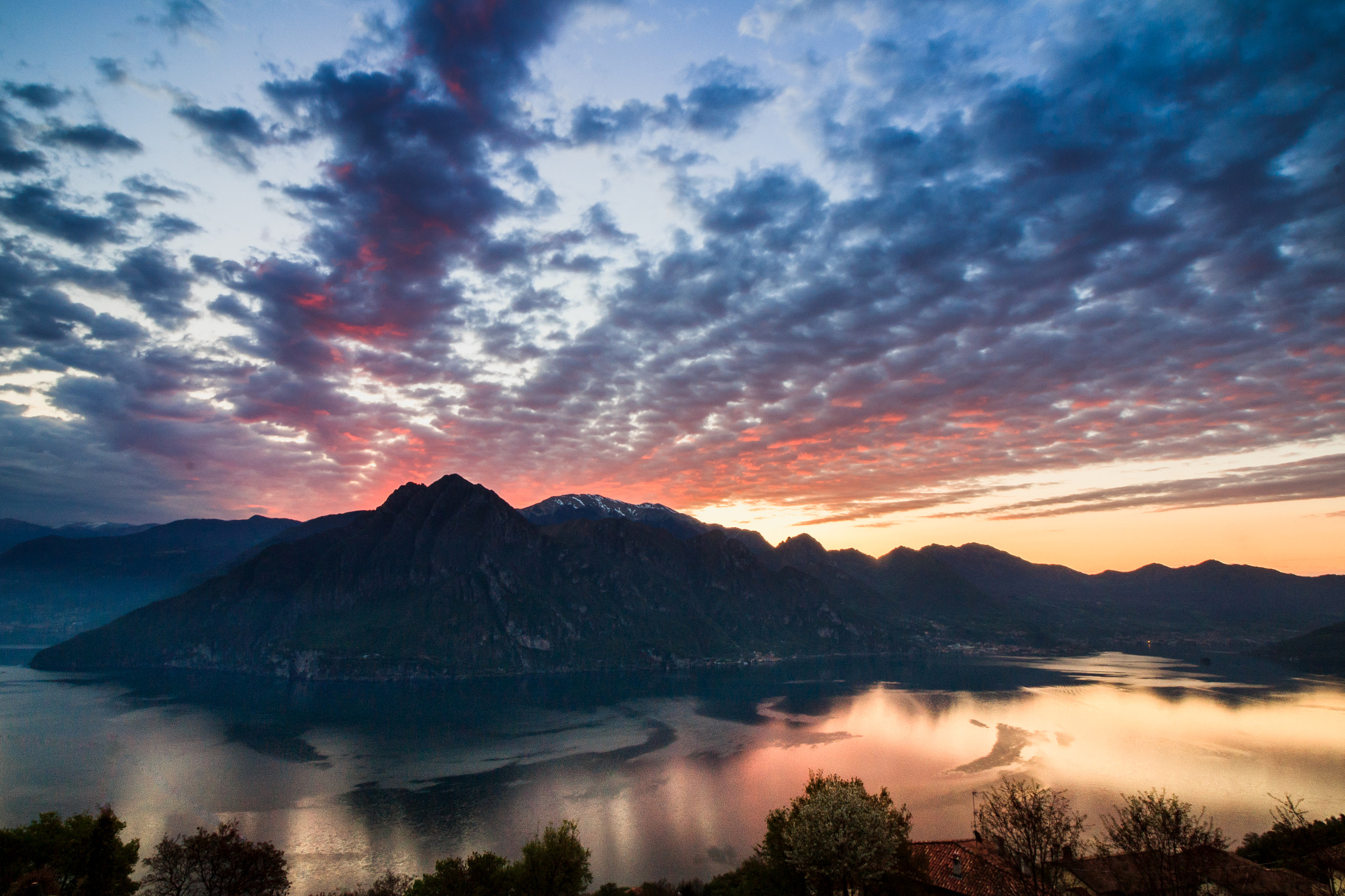 Canon EF-S 10-18mm F4.5–5.6 IS STM sample photo. A colorful sunrise on the iseo lake photography