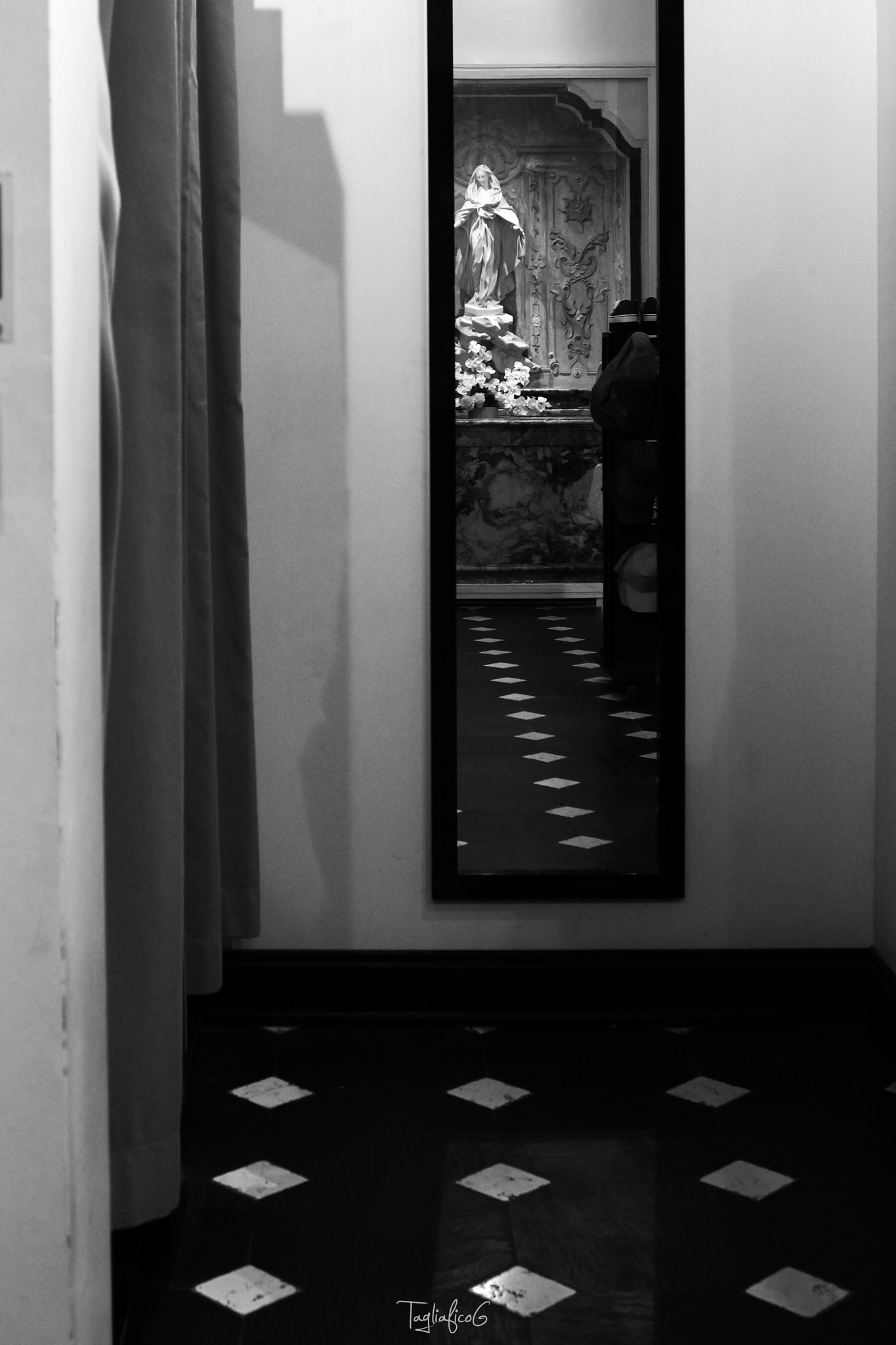 Canon EF 24mm F2.8 IS USM sample photo. Statue into a store photography