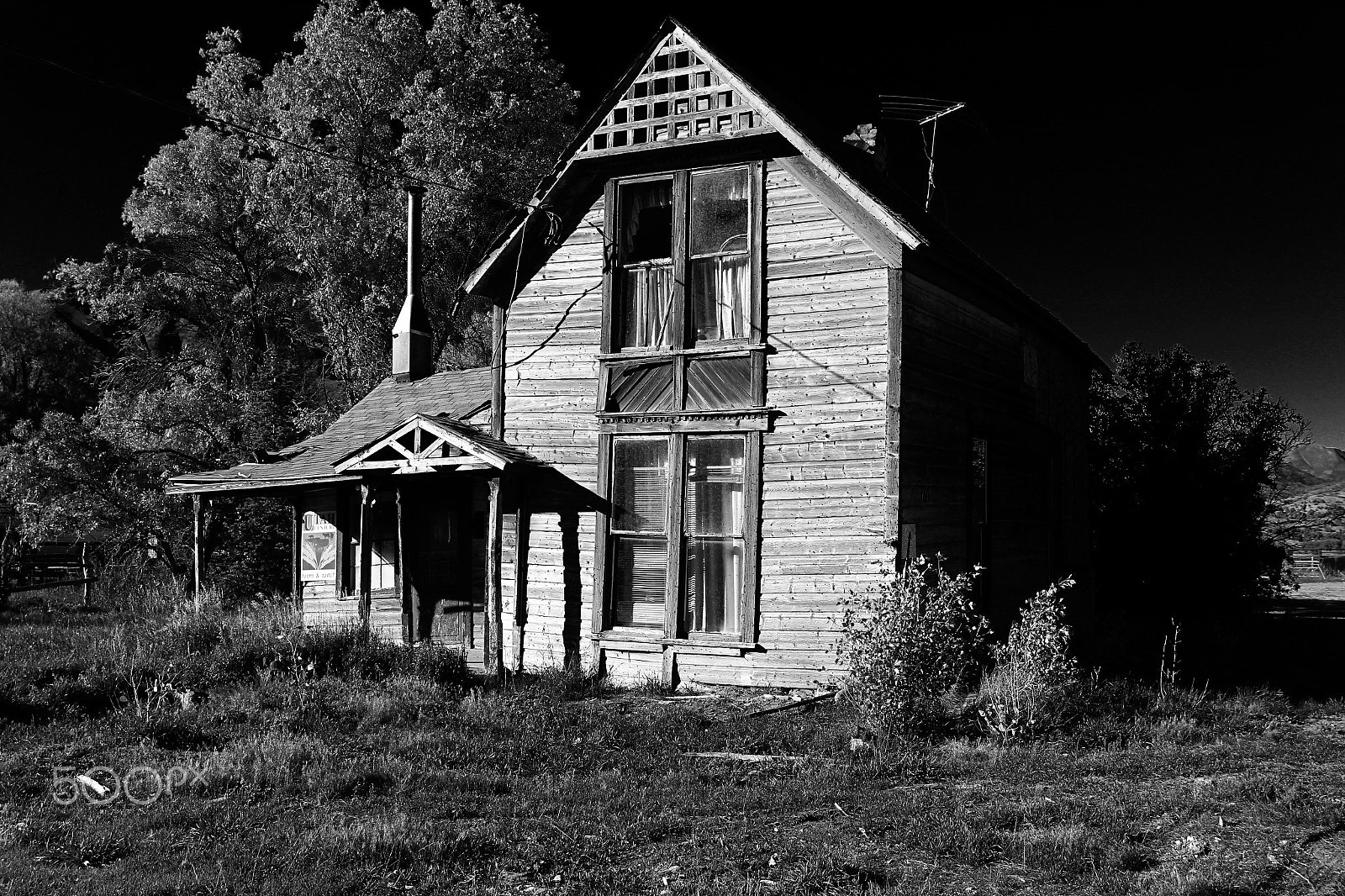 Canon EOS 60D + Canon EF 17-40mm F4L USM sample photo. Old house photography