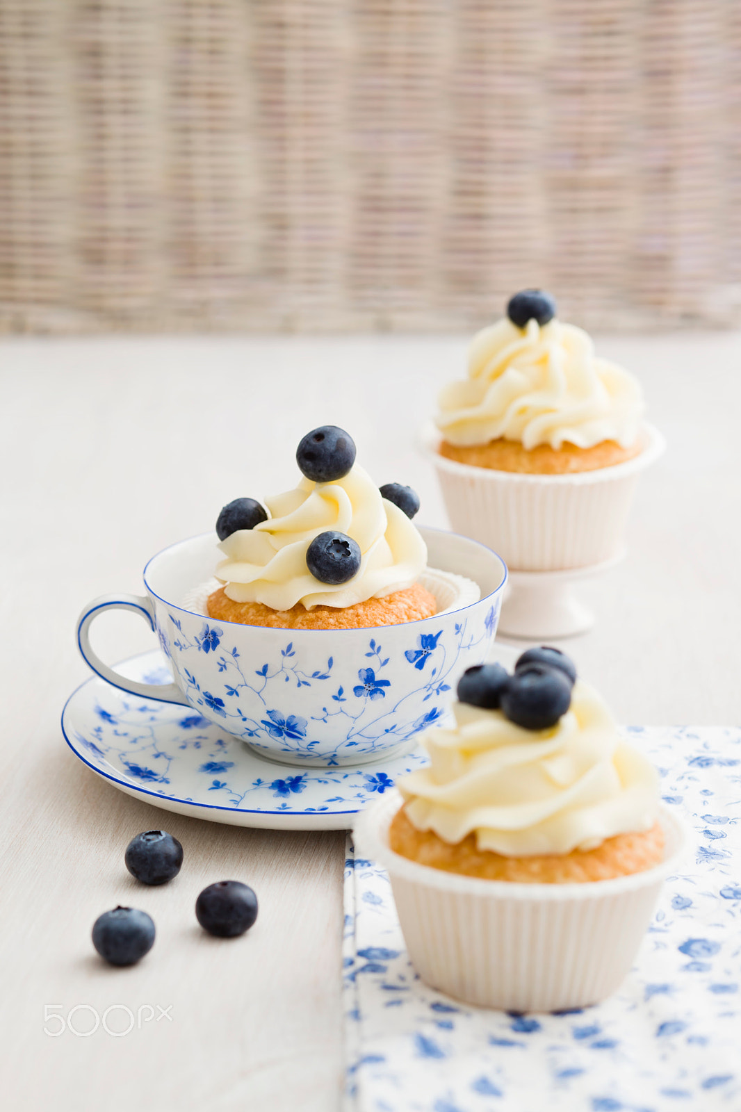 Canon TS-E 90mm F2.8 Tilt-Shift sample photo. Blueberry cupcakes photography