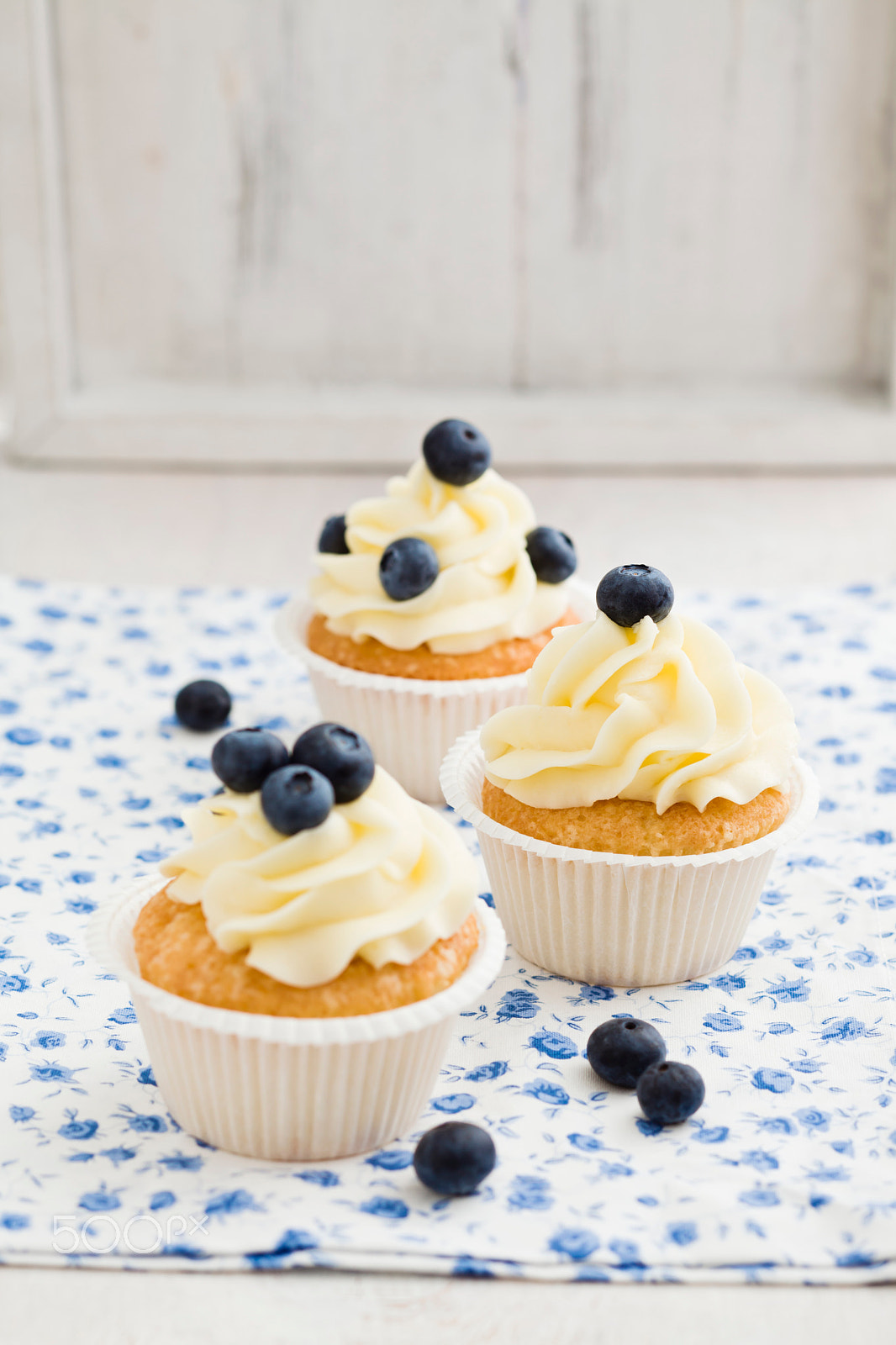 Canon TS-E 90mm F2.8 Tilt-Shift sample photo. Blueberry cupcakes photography