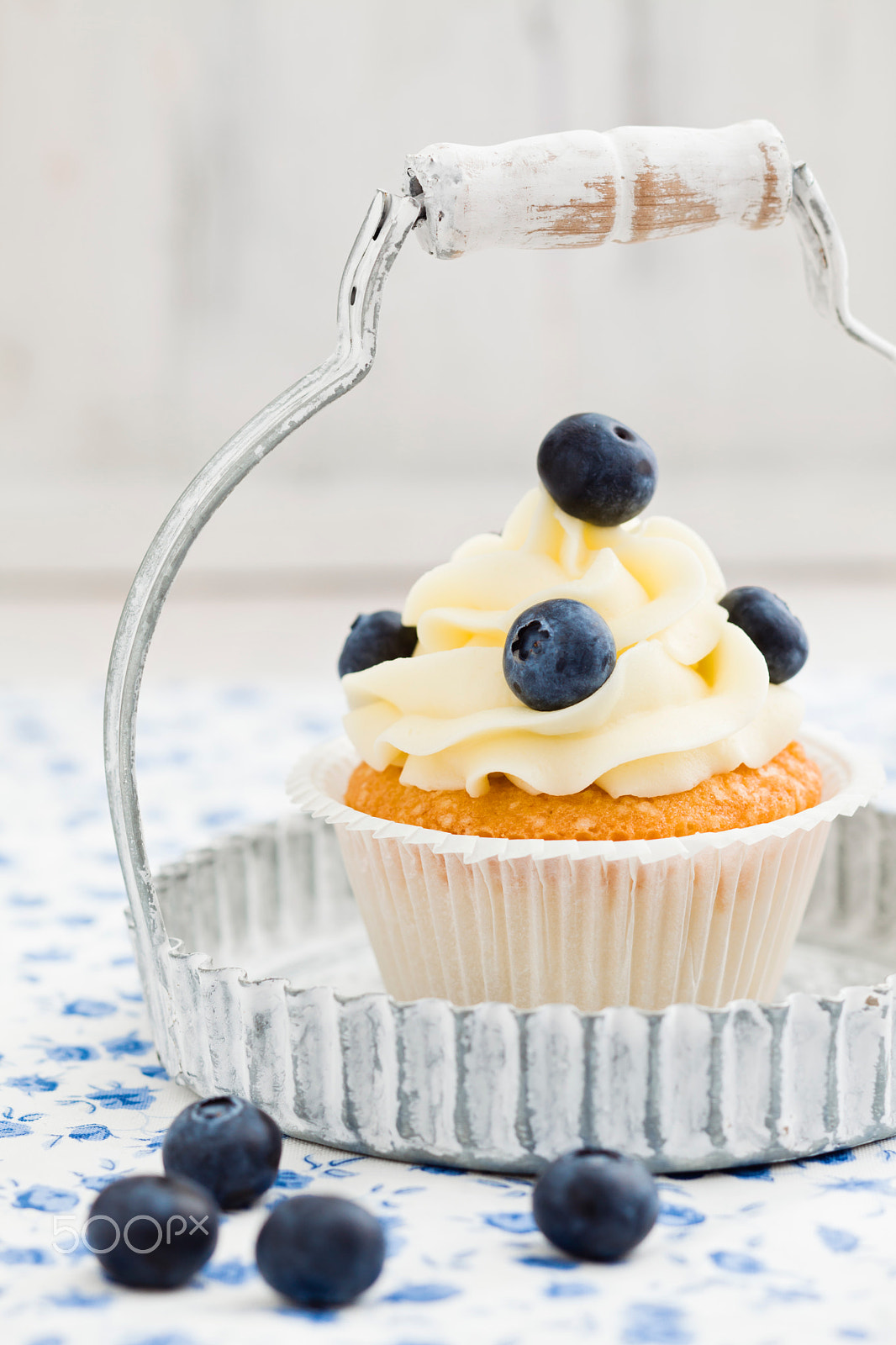 Canon TS-E 90mm F2.8 Tilt-Shift sample photo. Blueberry cupcake photography