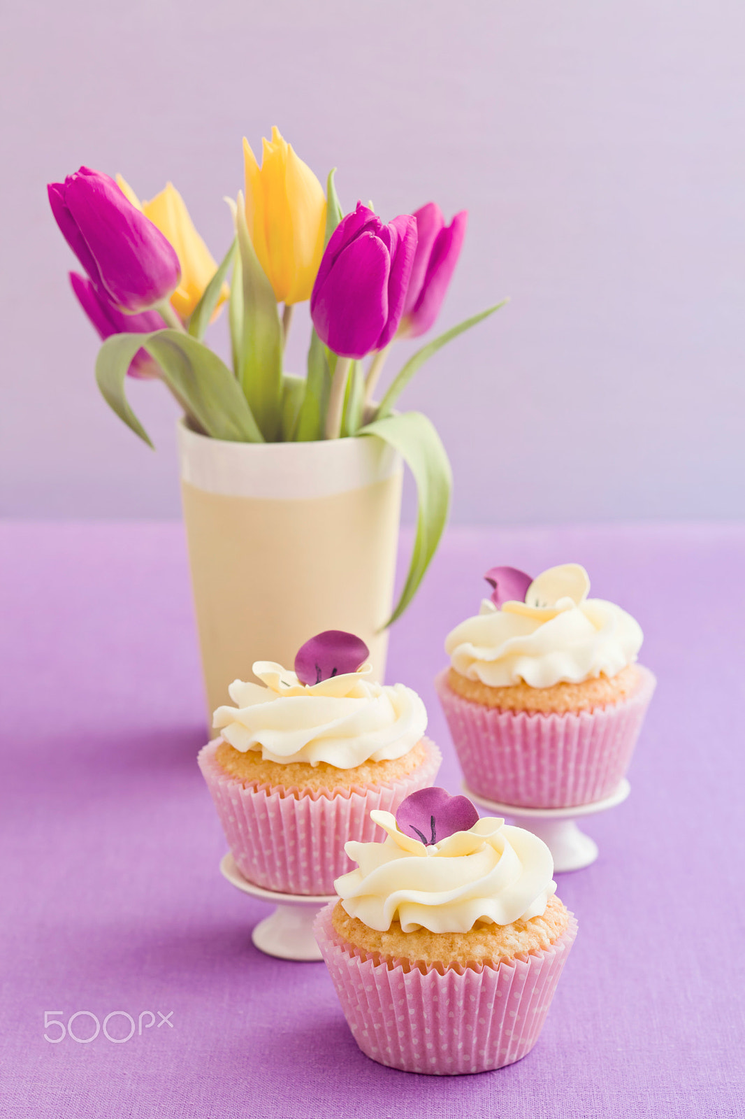 Canon TS-E 90mm F2.8 Tilt-Shift sample photo. Decorated cupcakes photography