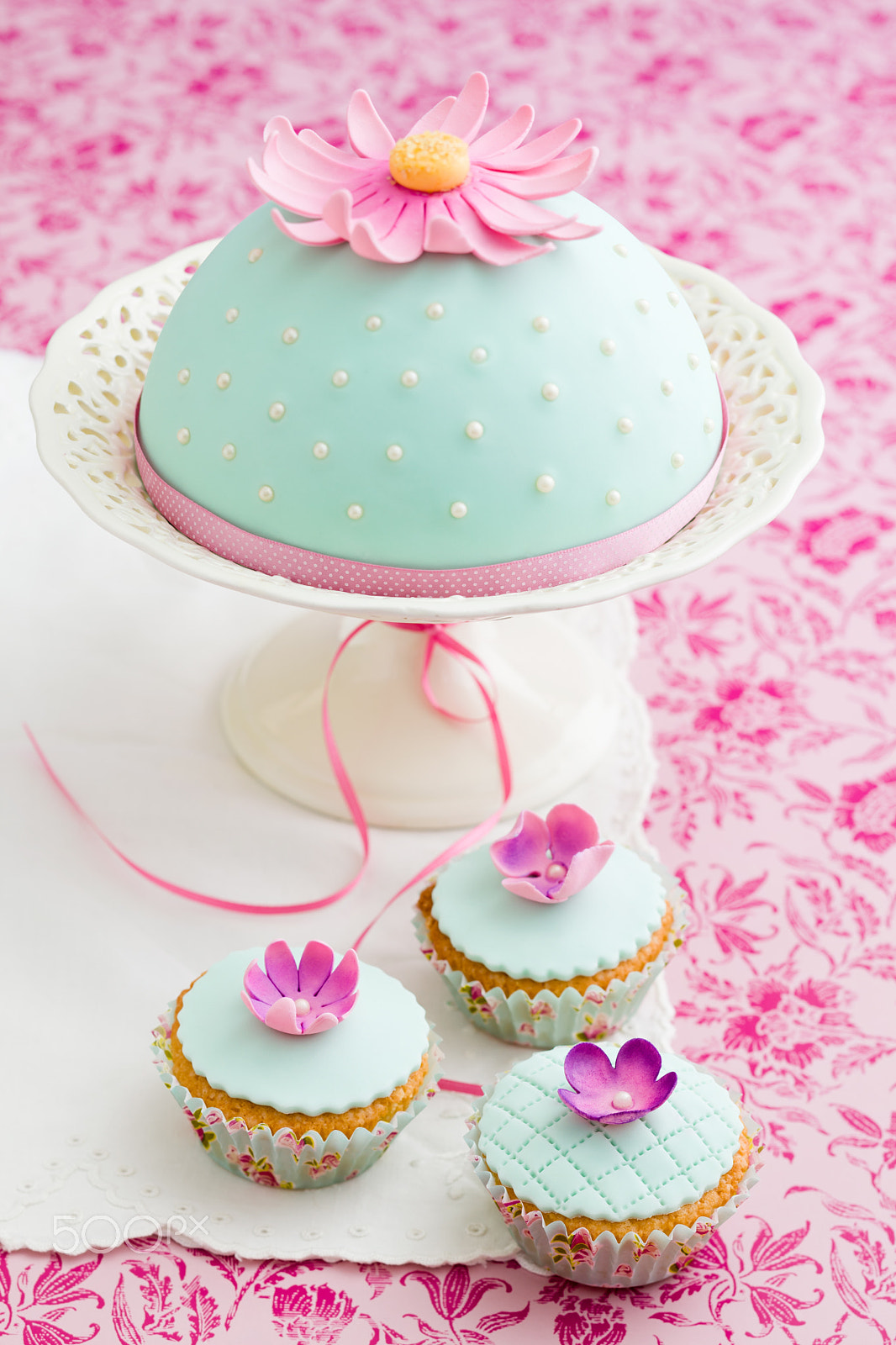 Canon EOS 5D Mark II + Canon TS-E 90mm F2.8 Tilt-Shift sample photo. Decorated cake and cupcakes photography