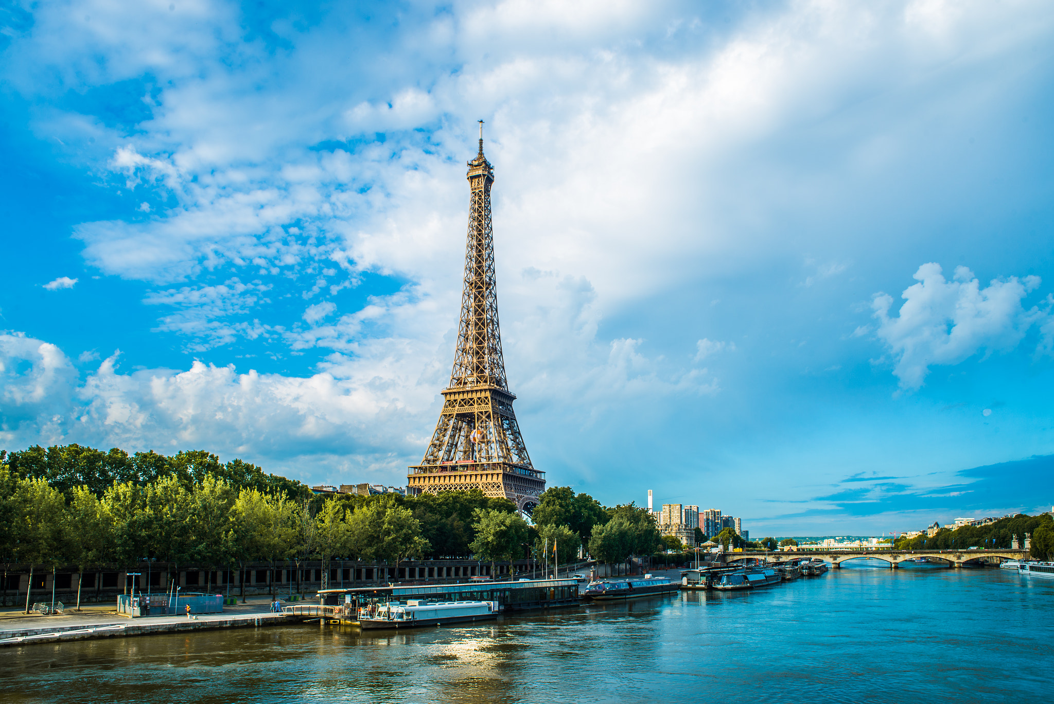 Nikon D600 + AF Nikkor 24mm f/2.8 sample photo. Morning at eiffel tower photography