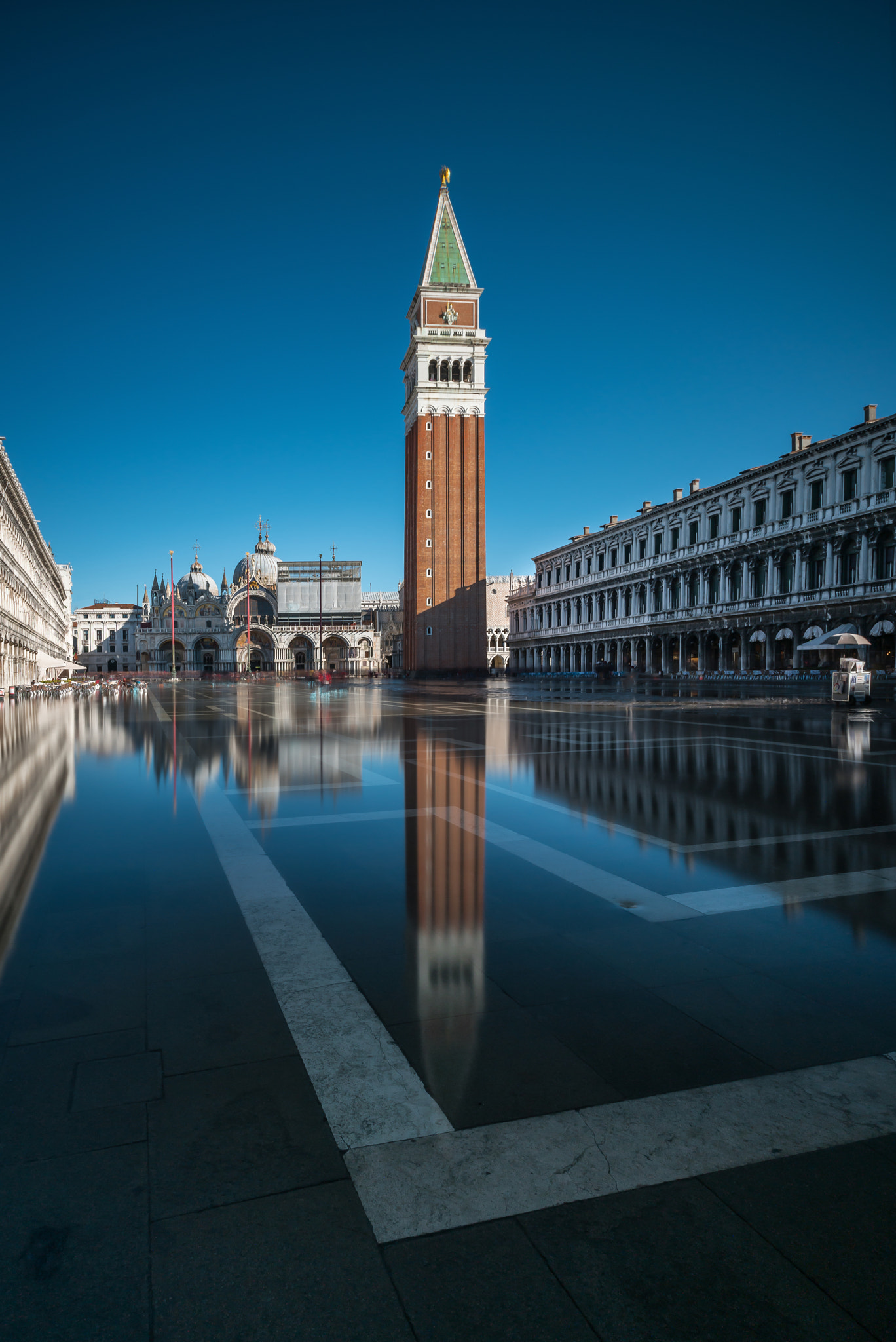 Sony a7R II + Sony Vario-Sonnar T* 16-35mm F2.8 ZA SSM sample photo. Venice acqua alta photography