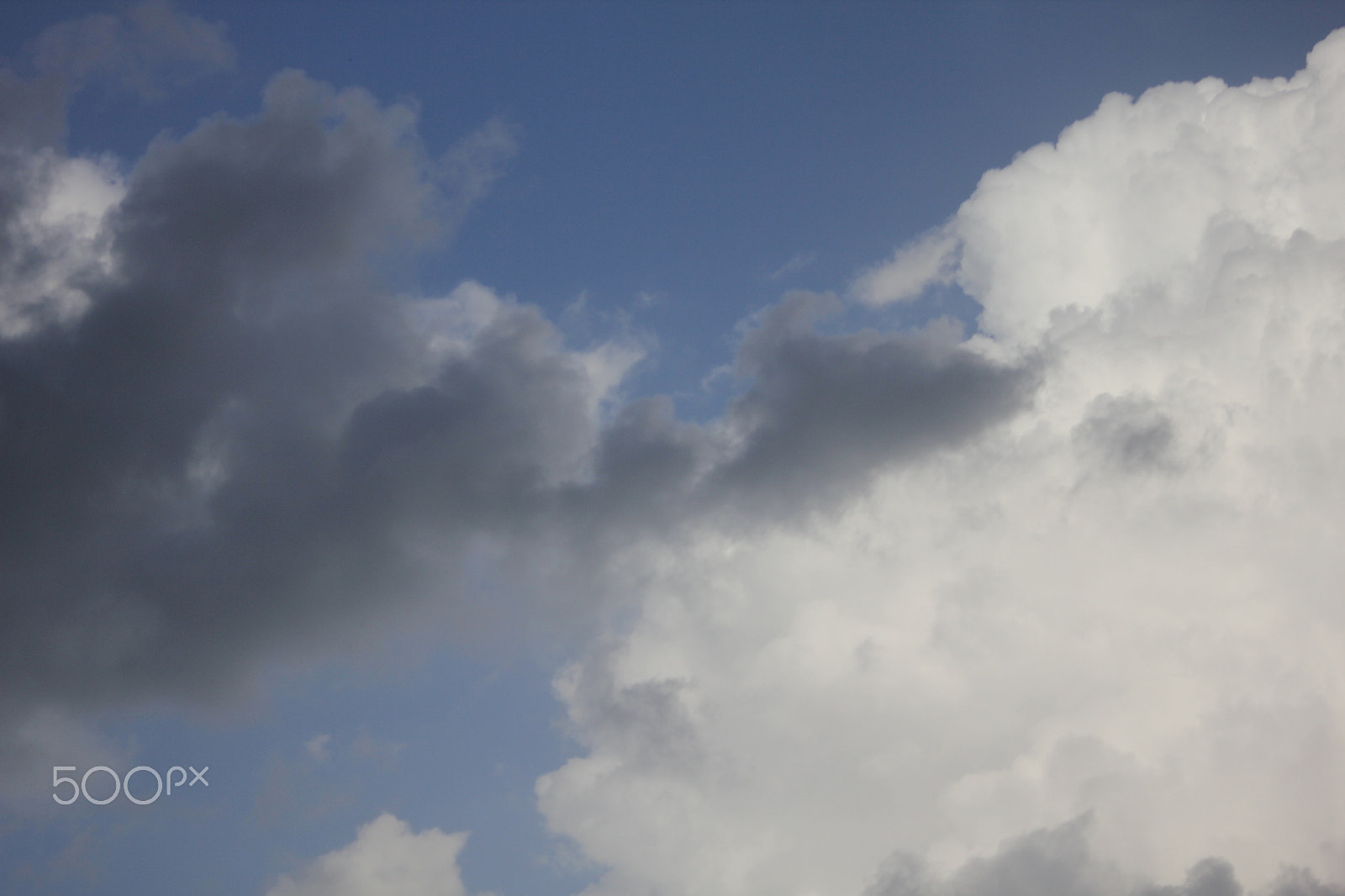 Sigma 70-300mm F4-5.6 APO DG Macro sample photo. A few clouds photography