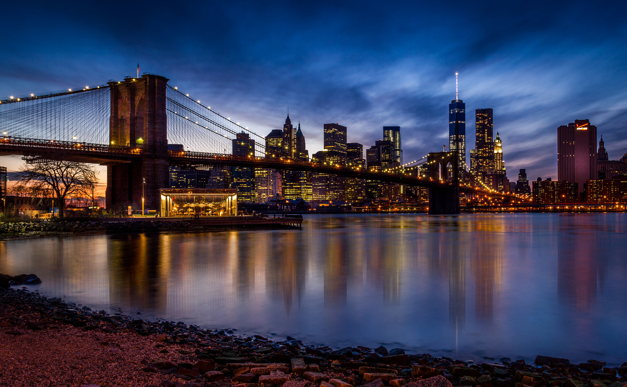 Canon EOS 550D (EOS Rebel T2i / EOS Kiss X4) + Canon EF 17-40mm F4L USM sample photo. Brooklyn in blue hour photography