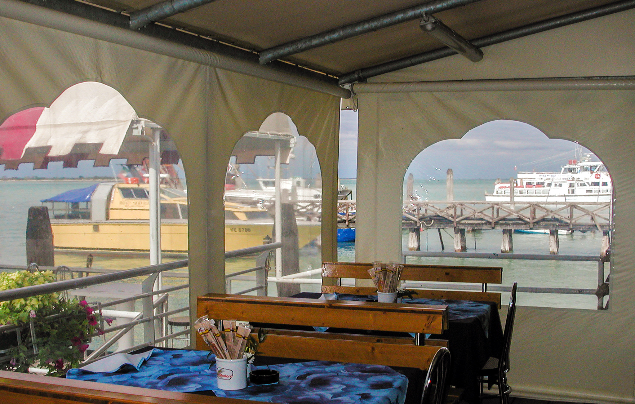 Nikon E990 sample photo. Pier dining photography