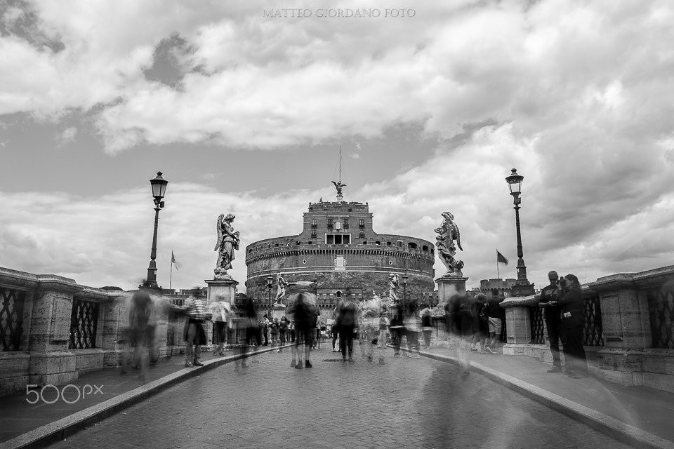 Canon EOS 1200D (EOS Rebel T5 / EOS Kiss X70 / EOS Hi) + Canon EF-S 10-18mm F4.5–5.6 IS STM sample photo. Movement in castel sant'angelo photography