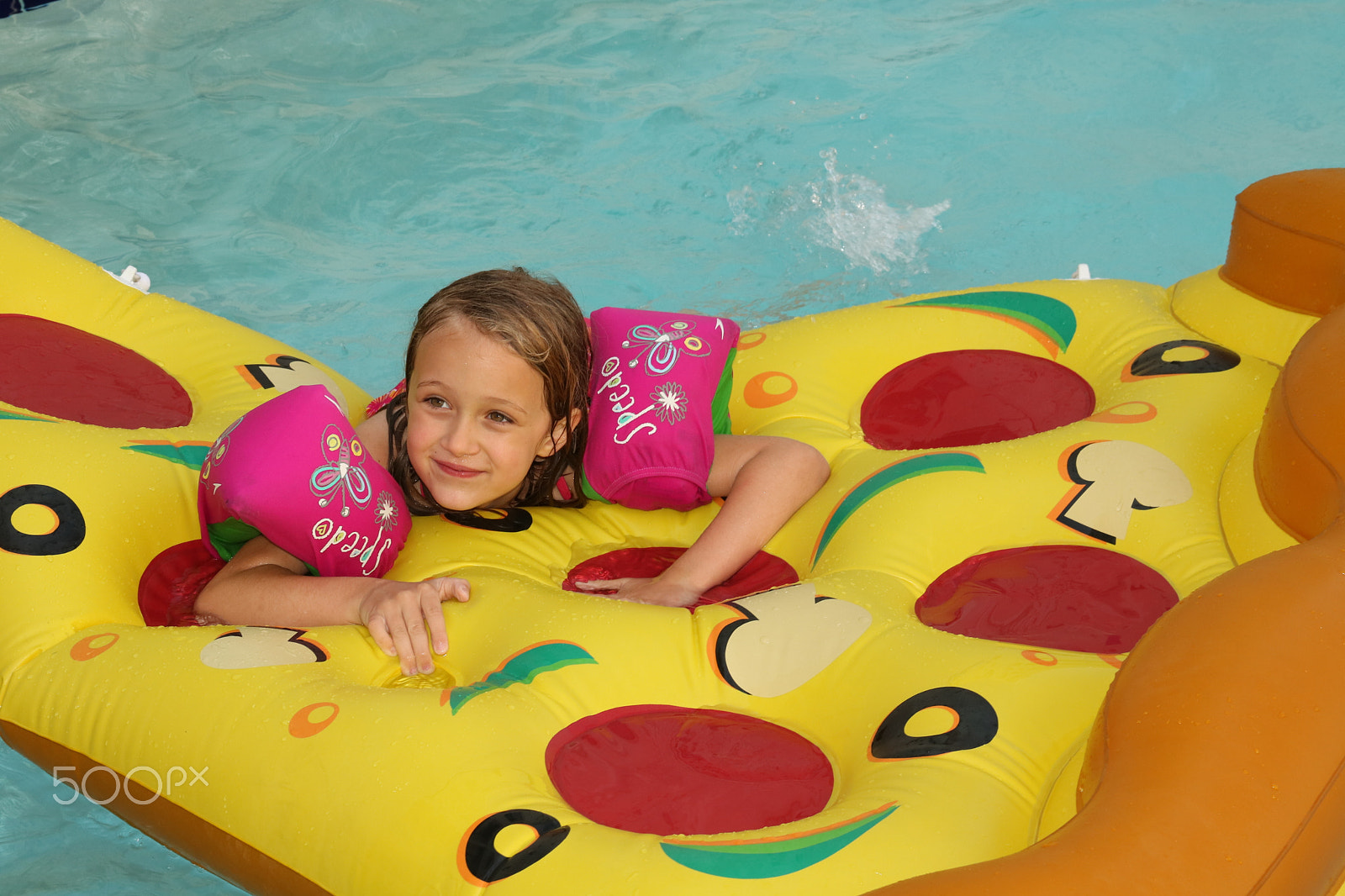 Canon EOS 750D (EOS Rebel T6i / EOS Kiss X8i) sample photo. Pizza floatie photography