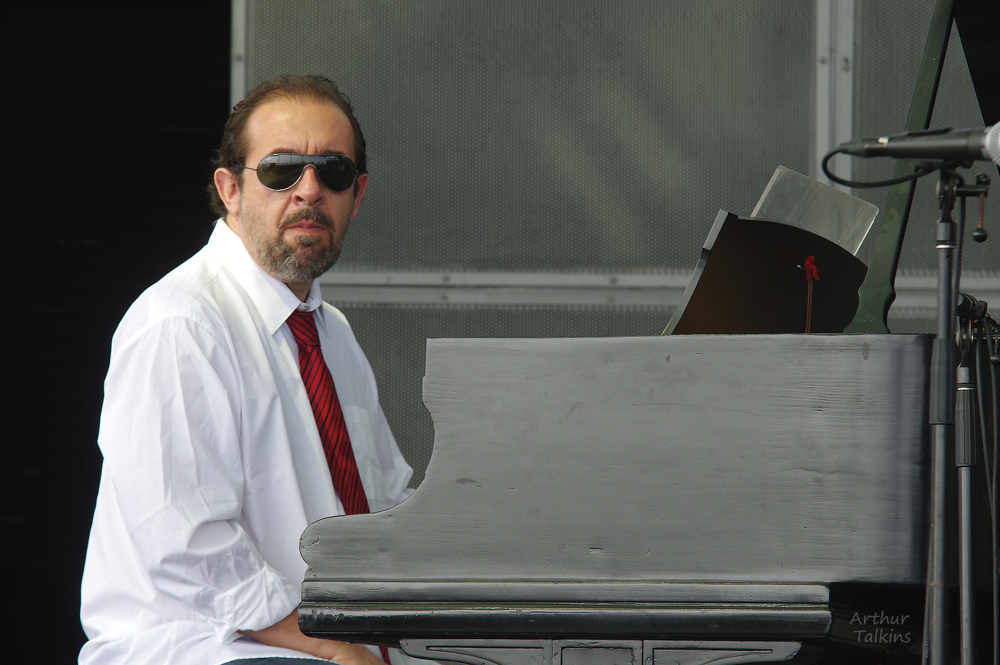 Sigma 70-200mm F2.8 EX DG Macro HSM II sample photo. ...piano man... photography