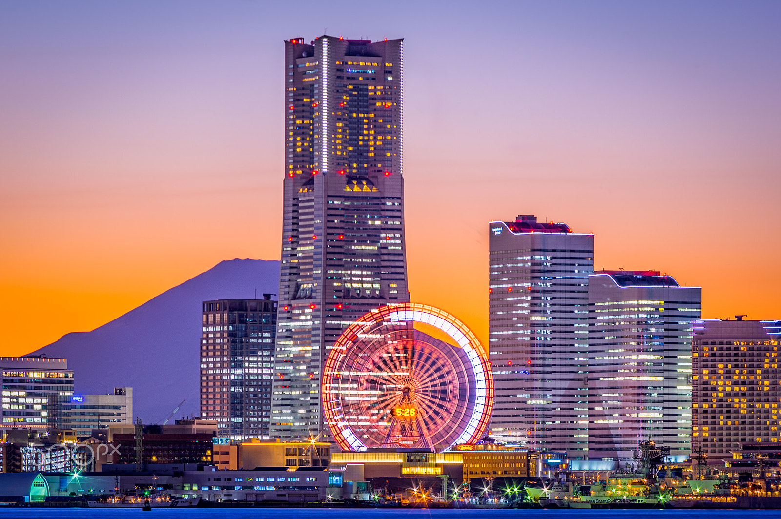 Pentax smc DA 50-200mm F4-5.6 ED WR sample photo. Great city off kanagawa / 神奈川沖街裏 photography