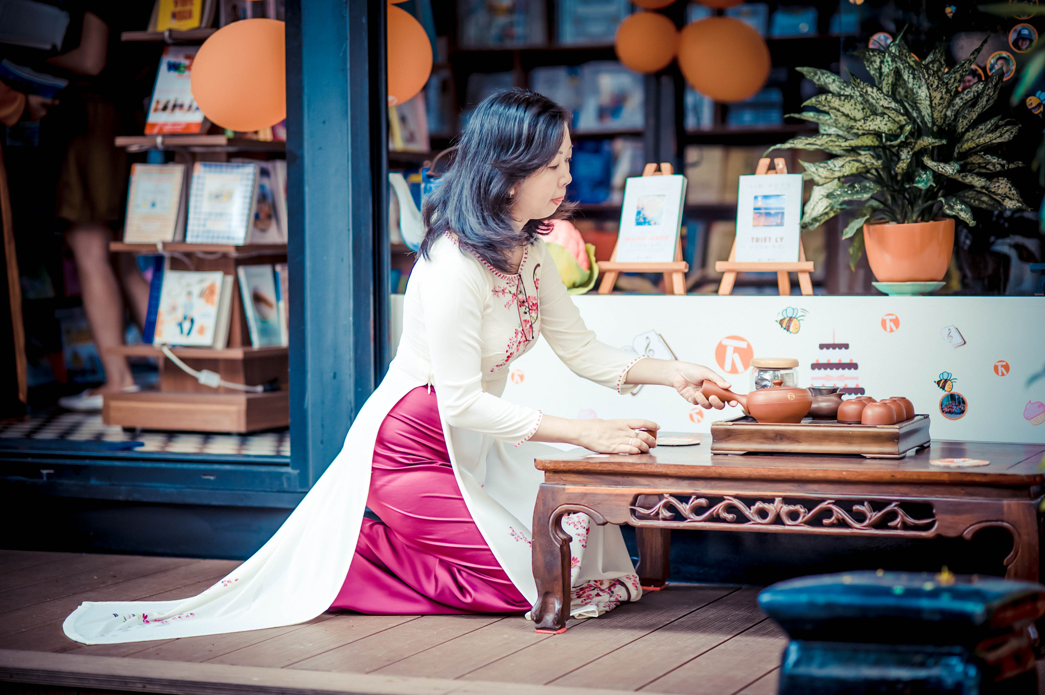 Nikon D3 + AF Nikkor 85mm f/1.8 sample photo. Phố sách và model - nguyenhue hcm - vietnam photography