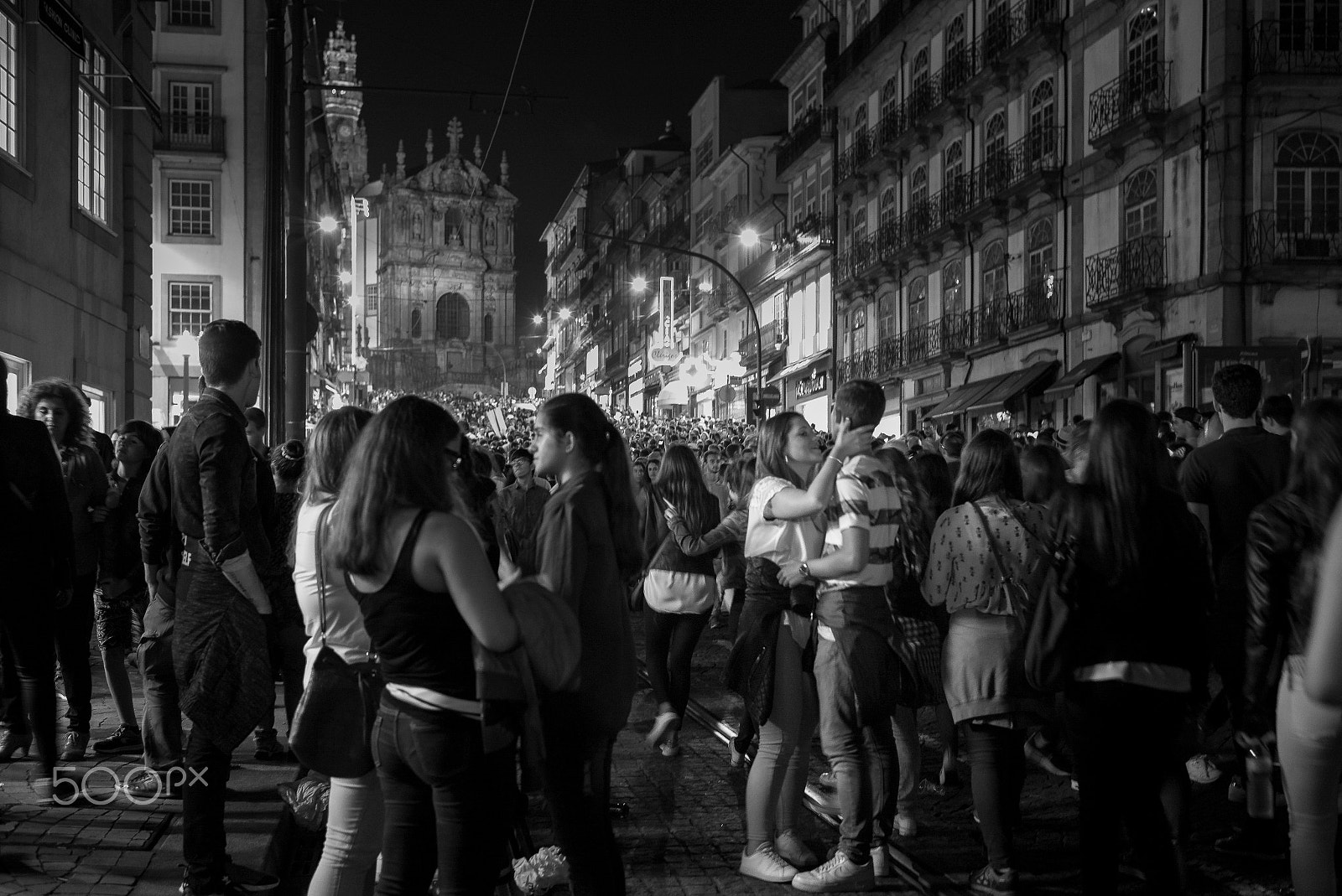 Leica Summilux-M 35mm F1.4 ASPH sample photo. Alone in a crowd ... photography