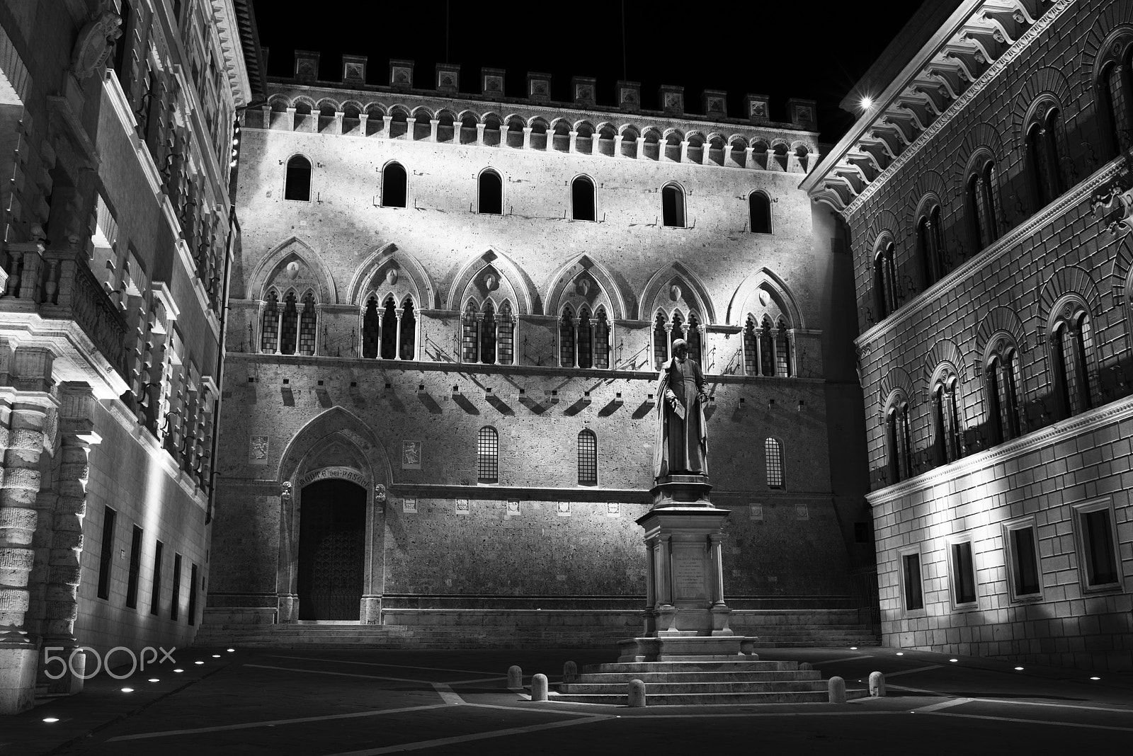 Nikon D800E + Nikon AF-S Nikkor 35mm F1.4G sample photo. Monte dei paschi di siena photography