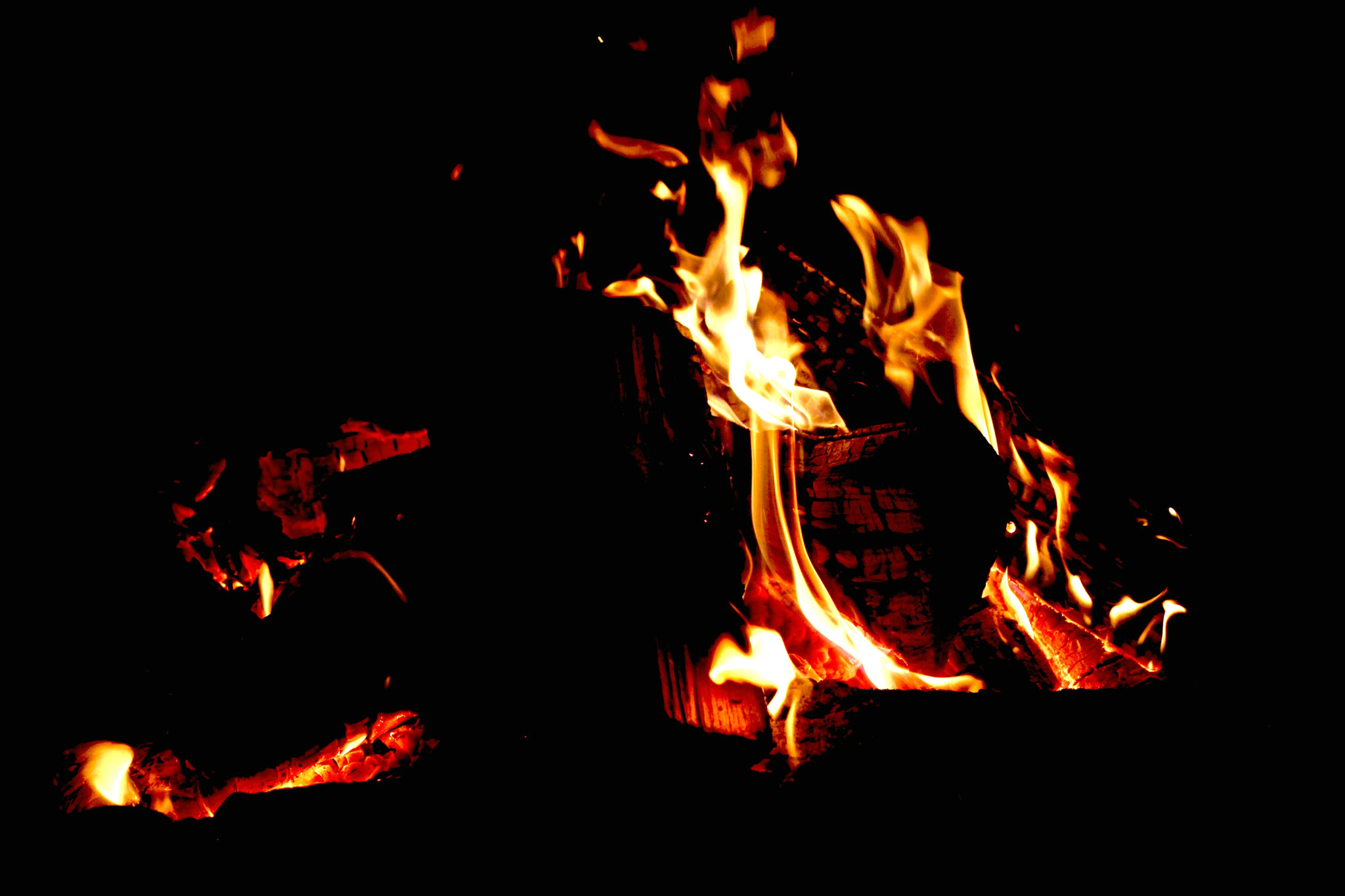 Canon EOS 650D (EOS Rebel T4i / EOS Kiss X6i) + Canon EF 50mm F1.8 II sample photo. Campfire photography