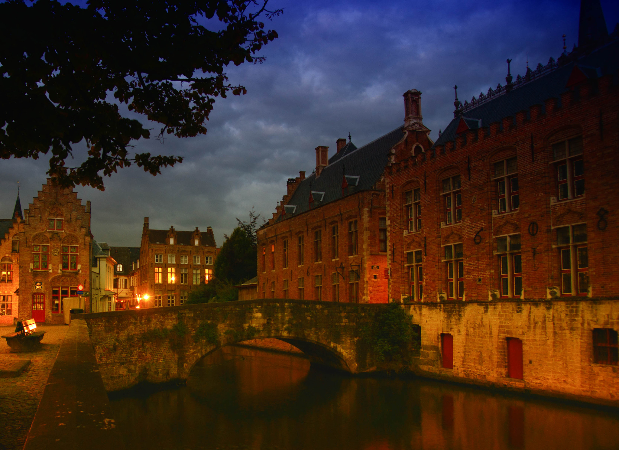 Sony DT 16-105mm F3.5-5.6 sample photo. Brugge blue/red /2 photography