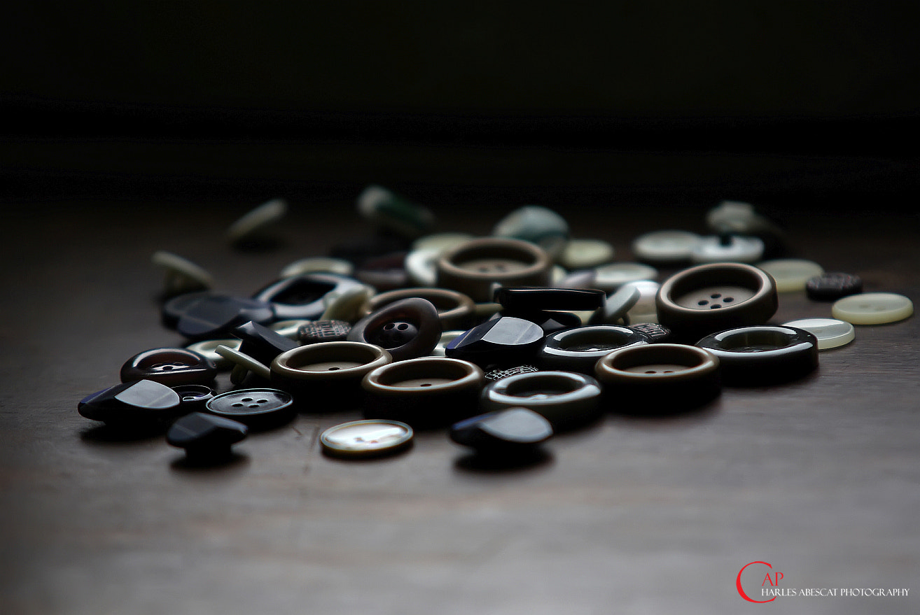 Sigma 70-200mm F2.8 EX DG Macro HSM II sample photo. Les boutons photography