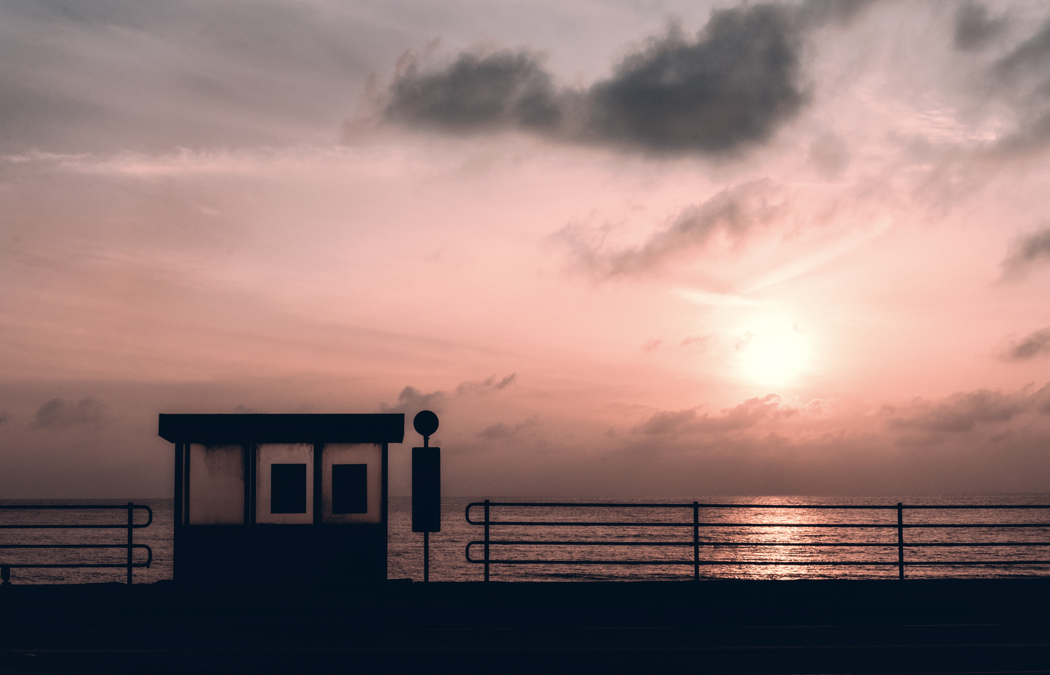 Sony a6000 + Sony Sonnar T* FE 35mm F2.8 ZA sample photo. Dusk of the bus stop photography