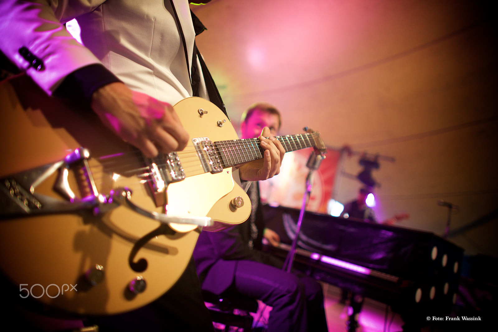 Canon EF 24mm f/1.4L sample photo. Playing the guitar photography