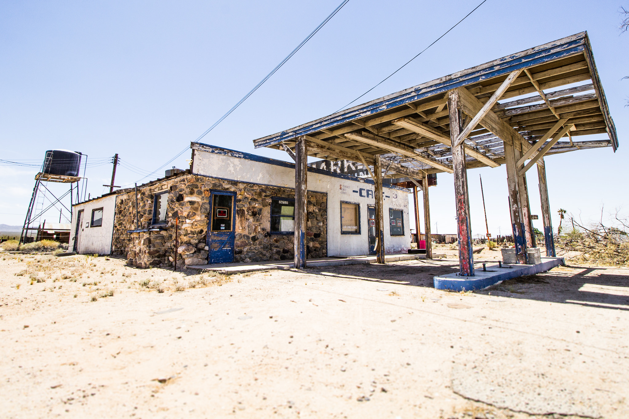 Canon EF-S 10-18mm F4.5–5.6 IS STM sample photo. Old gas station, route 66, california photography