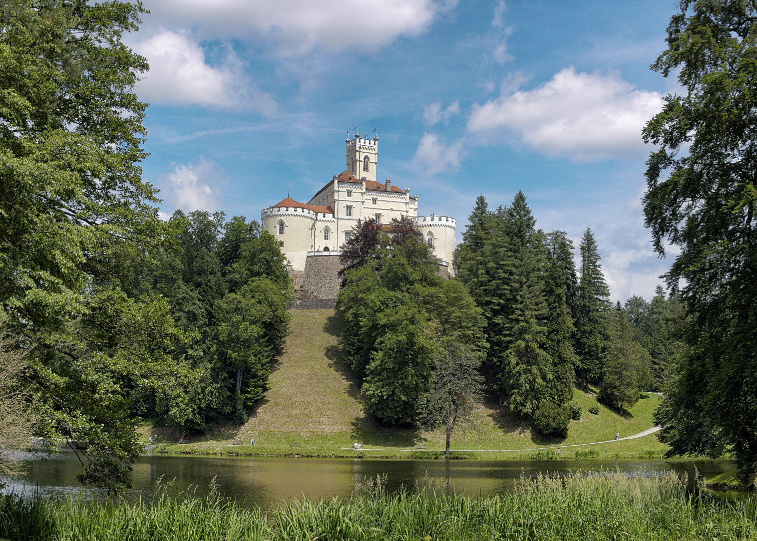 Olympus OM-D E-M10 + Panasonic Leica DG Summilux 25mm F1.4 II ASPH sample photo. Trakoscan castle photography