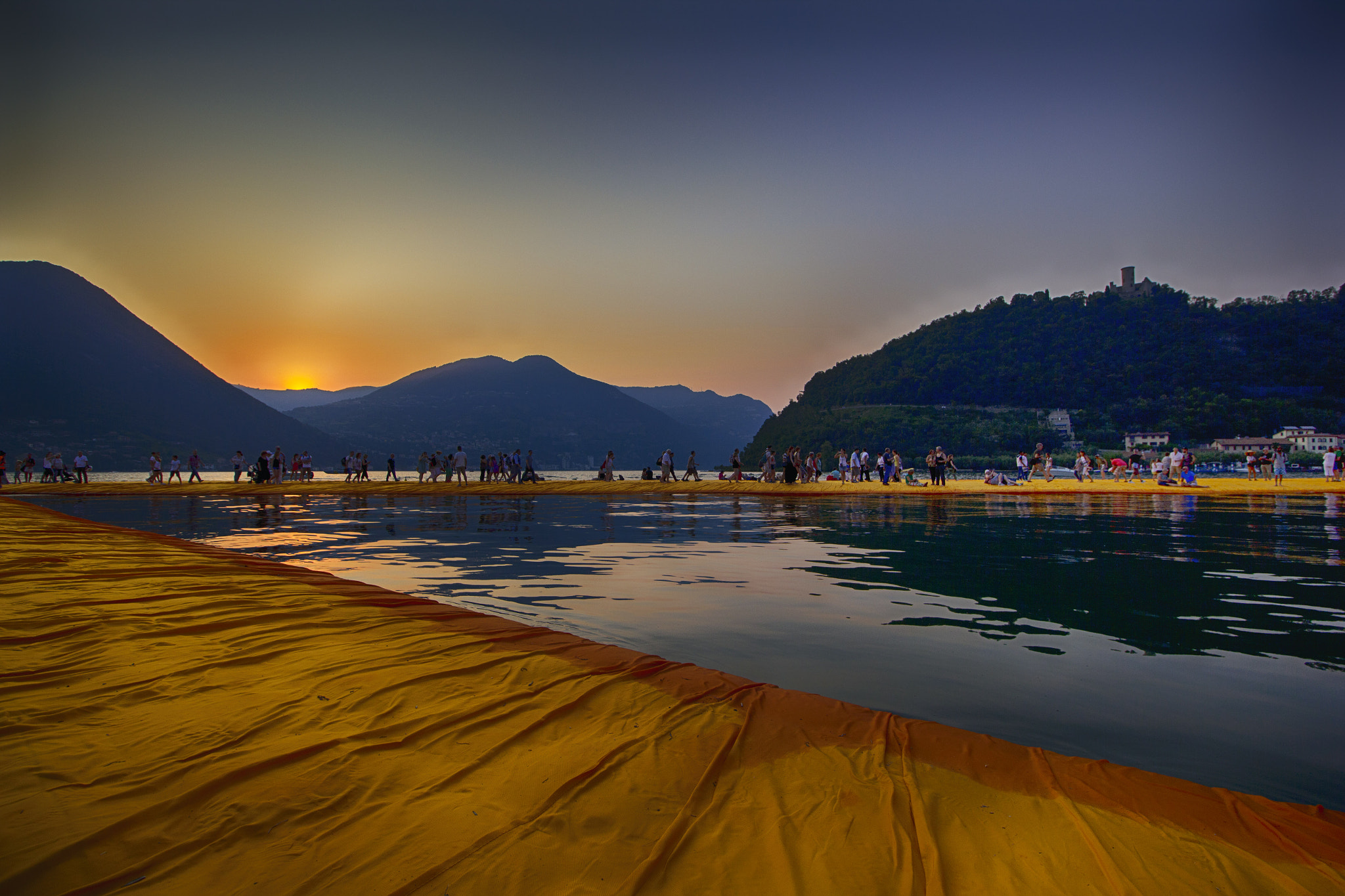 Canon EOS 550D (EOS Rebel T2i / EOS Kiss X4) + Canon EF-S 10-18mm F4.5–5.6 IS STM sample photo. The floating piers photography