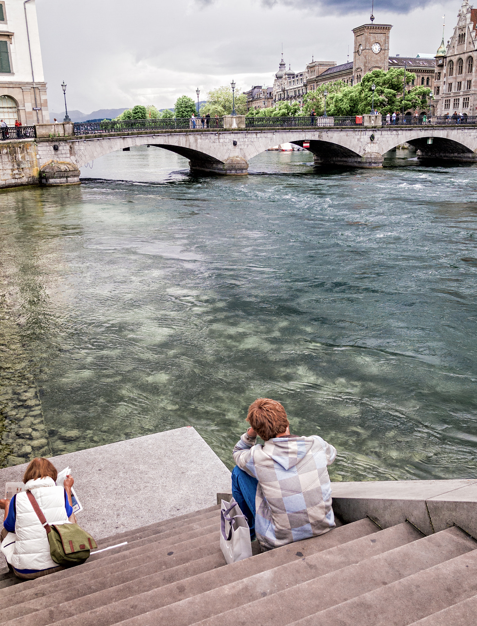 Olympus PEN E-PL3 + LEICA DG SUMMILUX 15/F1.7 sample photo. People reading near the river in zurich photography
