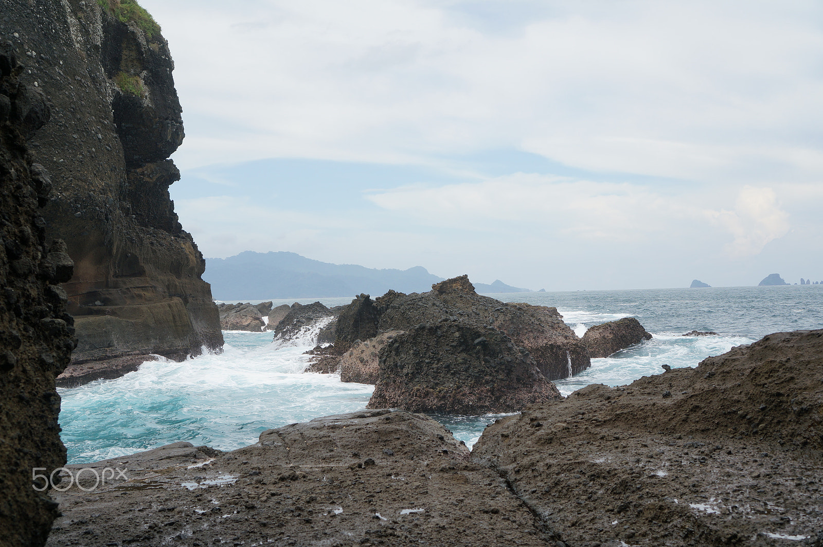 Sony Alpha NEX-6 + Sony E 35mm F1.8 OSS sample photo. Rocks and waves photography