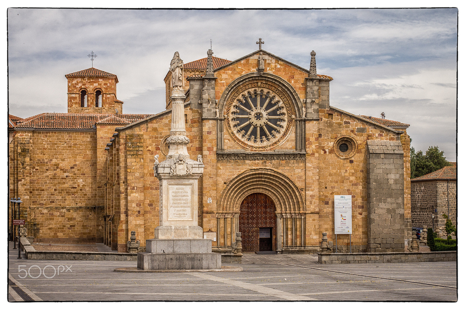 Canon EOS 550D (EOS Rebel T2i / EOS Kiss X4) + Canon EF 50mm F1.4 USM sample photo. Iglesia de san pedro, avila photography