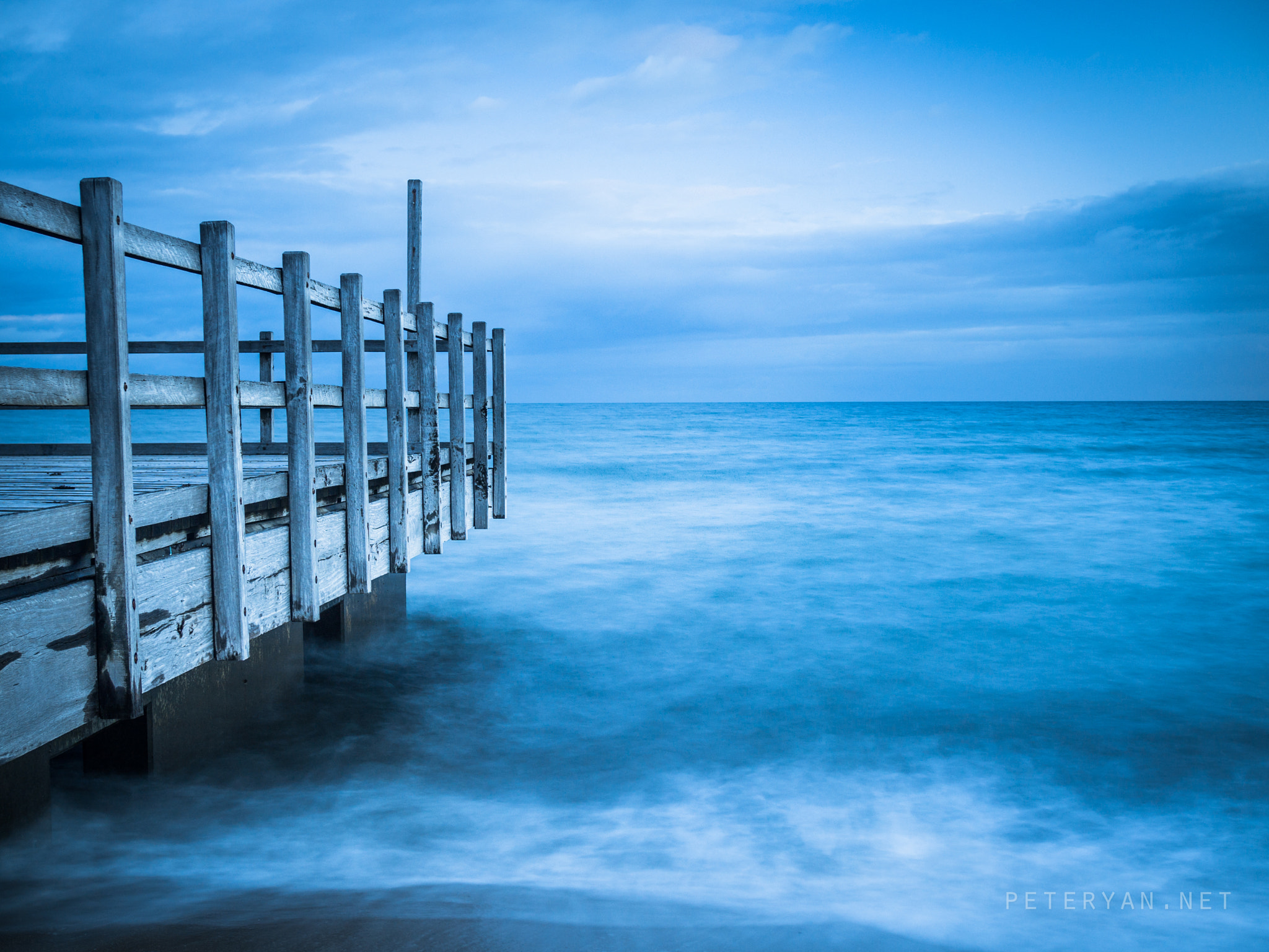 Olympus OM-D E-M10 + Olympus M.Zuiko Digital 25mm F1.8 sample photo. A lonely pier photography