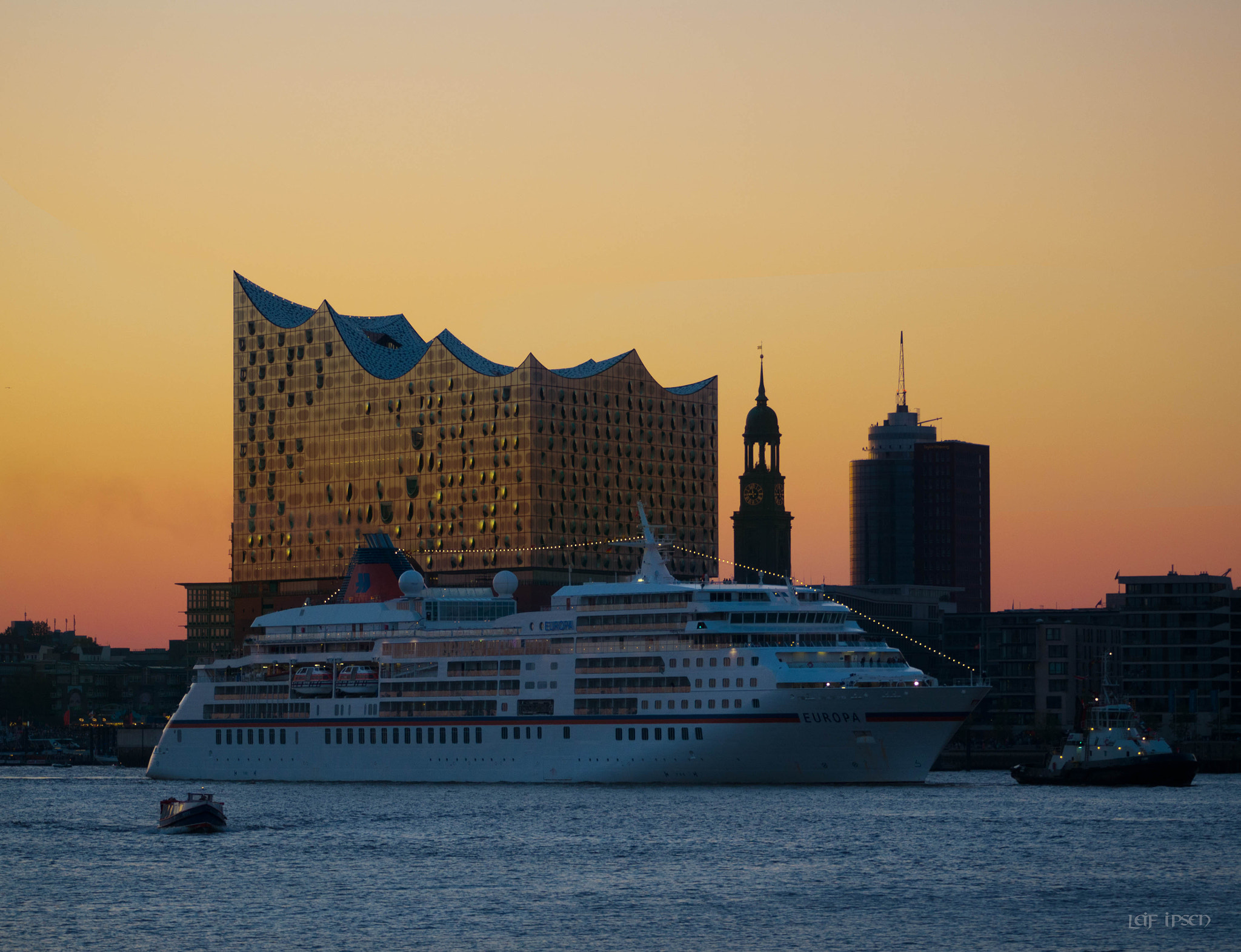 Olympus OM-D E-M10 sample photo. Hamburg welcomes europe. anyway. photography